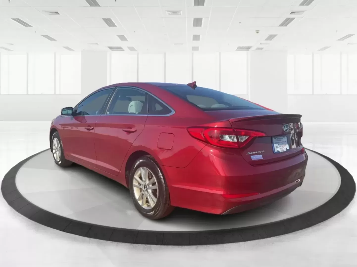 2015 Hyundai Sonata SE (5NPE24AFXFH) with an 2.4L I-4 gasoline direct injection engine, located at 1099 N County Rd 25A , Troy, OH, 45373, (937) 908-9800, 40.057079, -84.212883 - Photo#4