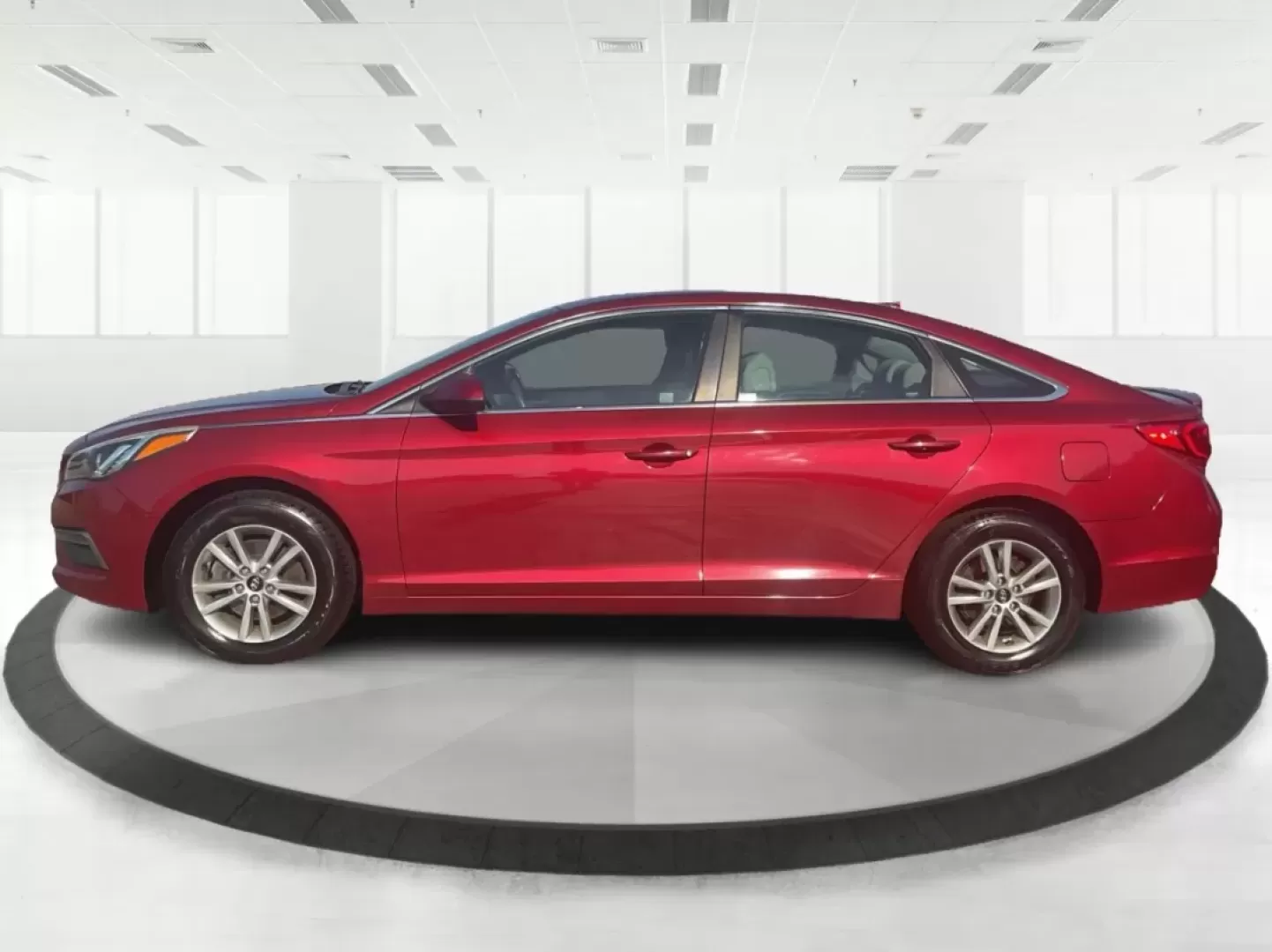 2015 Hyundai Sonata SE (5NPE24AFXFH) with an 2.4L I-4 gasoline direct injection engine, located at 1099 N County Rd 25A , Troy, OH, 45373, (937) 908-9800, 40.057079, -84.212883 - Photo#5