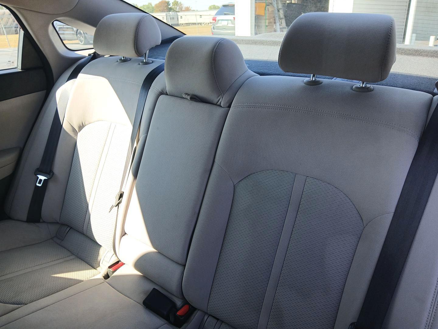 2015 Hyundai Sonata SE (5NPE24AF7FH) with an 2.4L L4 DOHC 16V engine, 7-Speed Automatic transmission, located at 880 E. National Road, Vandalia, OH, 45377, (937) 908-9800, 39.891918, -84.183594 - Photo#9