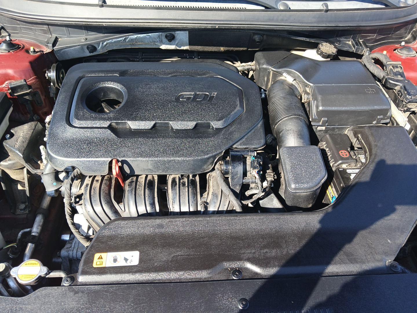 2015 Hyundai Sonata SE (5NPE24AF7FH) with an 2.4L L4 DOHC 16V engine, 7-Speed Automatic transmission, located at 880 E. National Road, Vandalia, OH, 45377, (937) 908-9800, 39.891918, -84.183594 - Photo#10