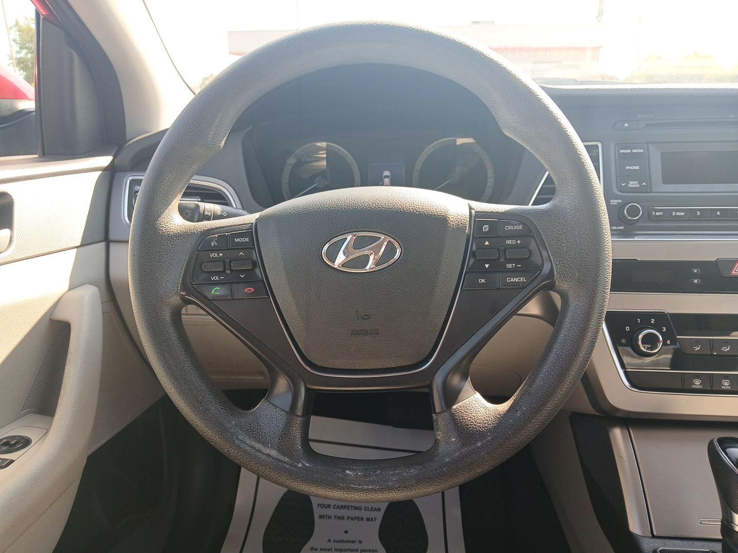 2015 Hyundai Sonata SE (5NPE24AF7FH) with an 2.4L L4 DOHC 16V engine, 7-Speed Automatic transmission, located at 880 E. National Road, Vandalia, OH, 45377, (937) 908-9800, 39.891918, -84.183594 - Photo#15