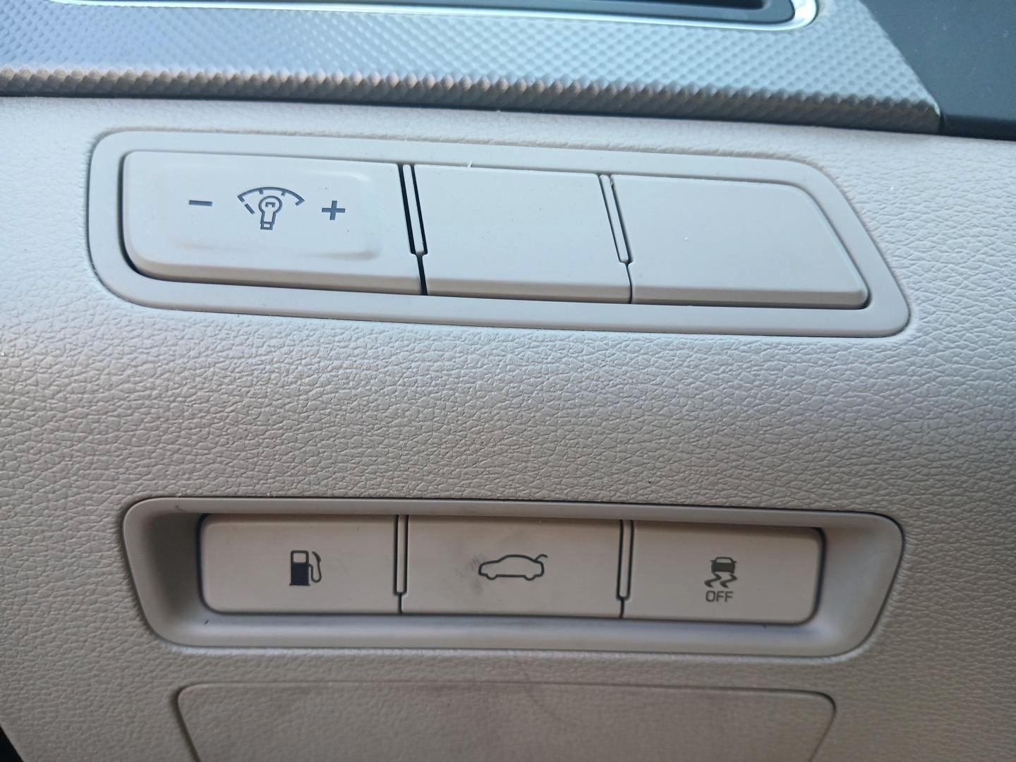 2015 Hyundai Sonata SE (5NPE24AF7FH) with an 2.4L L4 DOHC 16V engine, 7-Speed Automatic transmission, located at 880 E. National Road, Vandalia, OH, 45377, (937) 908-9800, 39.891918, -84.183594 - Photo#16