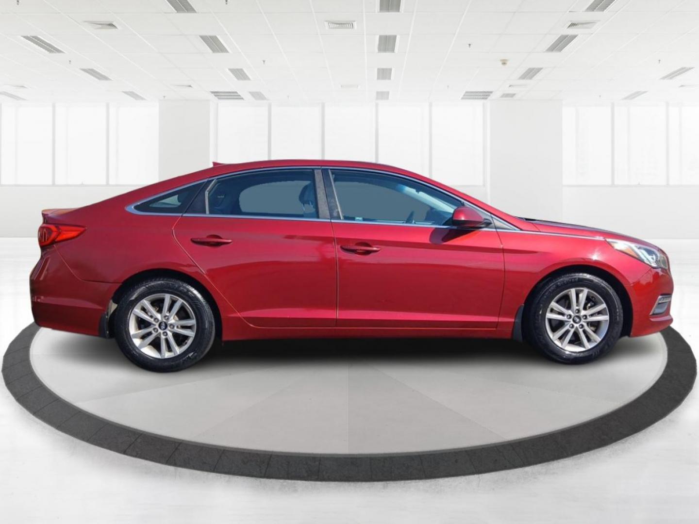2015 Hyundai Sonata SE (5NPE24AF7FH) with an 2.4L L4 DOHC 16V engine, 7-Speed Automatic transmission, located at 880 E. National Road, Vandalia, OH, 45377, (937) 908-9800, 39.891918, -84.183594 - Photo#1