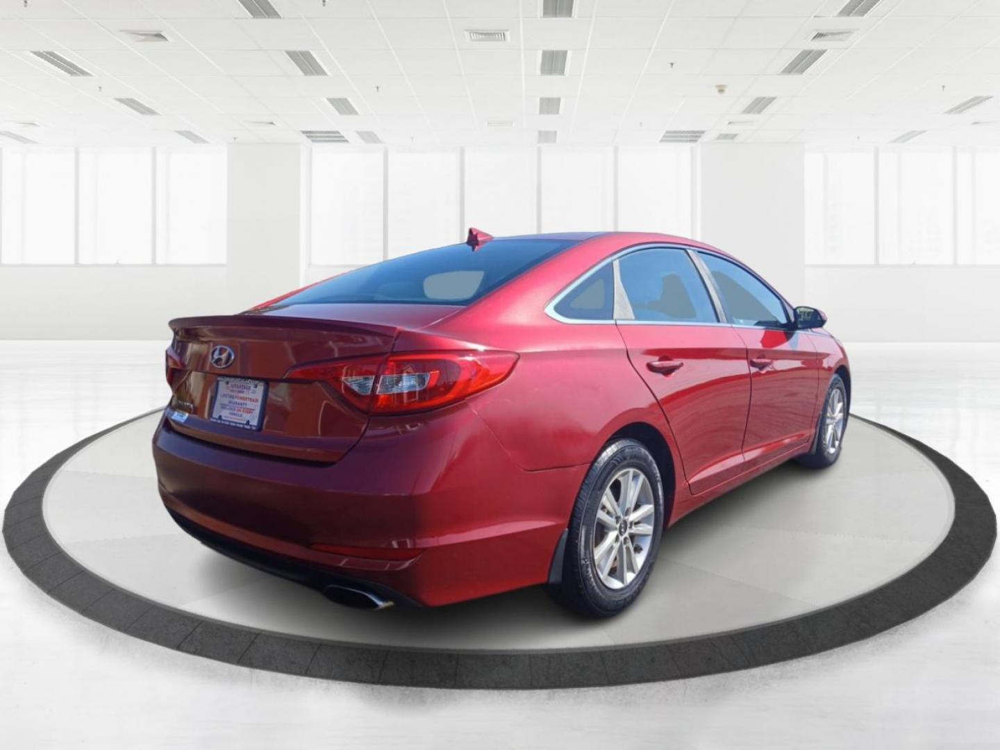 2015 Hyundai Sonata SE (5NPE24AF7FH) with an 2.4L L4 DOHC 16V engine, 7-Speed Automatic transmission, located at 880 E. National Road, Vandalia, OH, 45377, (937) 908-9800, 39.891918, -84.183594 - Photo#2
