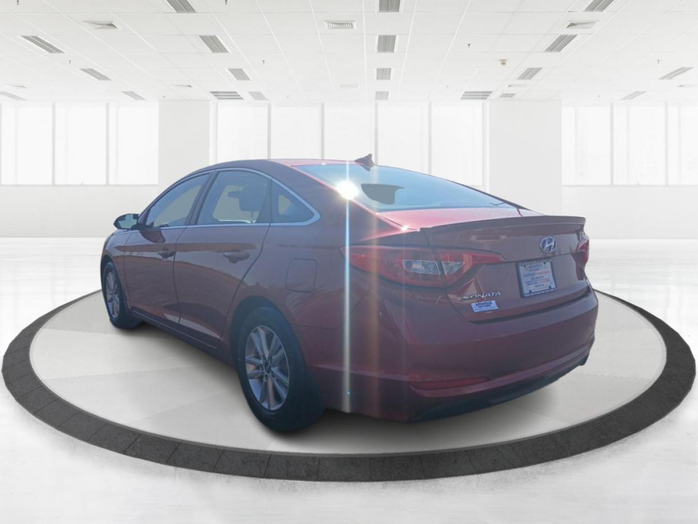 2015 Hyundai Sonata SE (5NPE24AF7FH) with an 2.4L L4 DOHC 16V engine, 7-Speed Automatic transmission, located at 880 E. National Road, Vandalia, OH, 45377, (937) 908-9800, 39.891918, -84.183594 - Photo#4