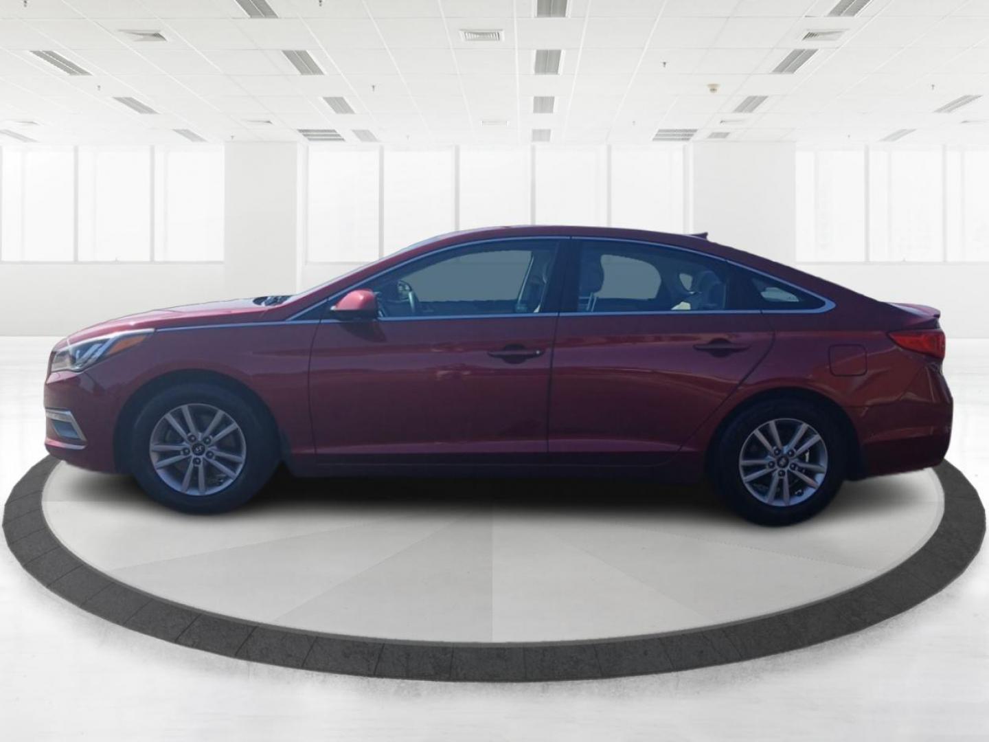 2015 Hyundai Sonata SE (5NPE24AF7FH) with an 2.4L L4 DOHC 16V engine, 7-Speed Automatic transmission, located at 880 E. National Road, Vandalia, OH, 45377, (937) 908-9800, 39.891918, -84.183594 - Photo#5
