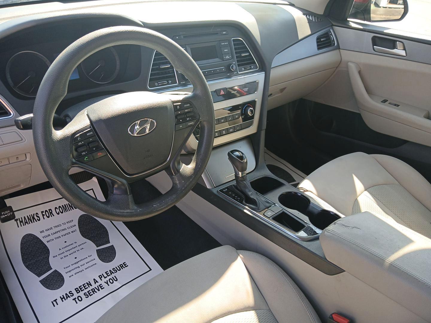 2015 Hyundai Sonata SE (5NPE24AF7FH) with an 2.4L L4 DOHC 16V engine, 7-Speed Automatic transmission, located at 880 E. National Road, Vandalia, OH, 45377, (937) 908-9800, 39.891918, -84.183594 - Photo#8