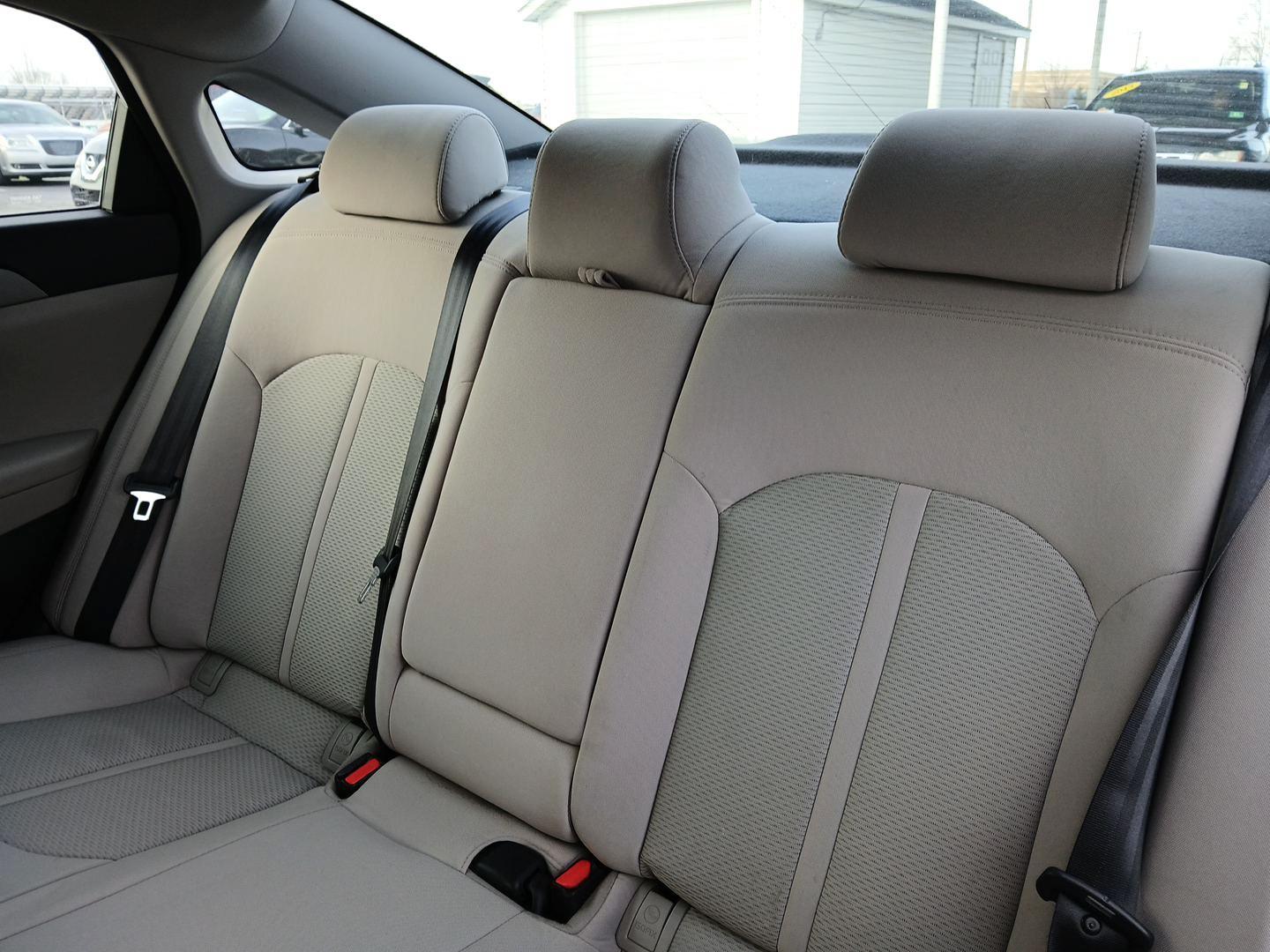 2015 Hyundai Sonata SE (5NPE24AF0FH) with an 2.4L L4 DOHC 16V engine, 7-Speed Automatic transmission, located at 401 Woodman Dr, Riverside, OH, 45431, (937) 908-9800, 39.760899, -84.123421 - Photo#9