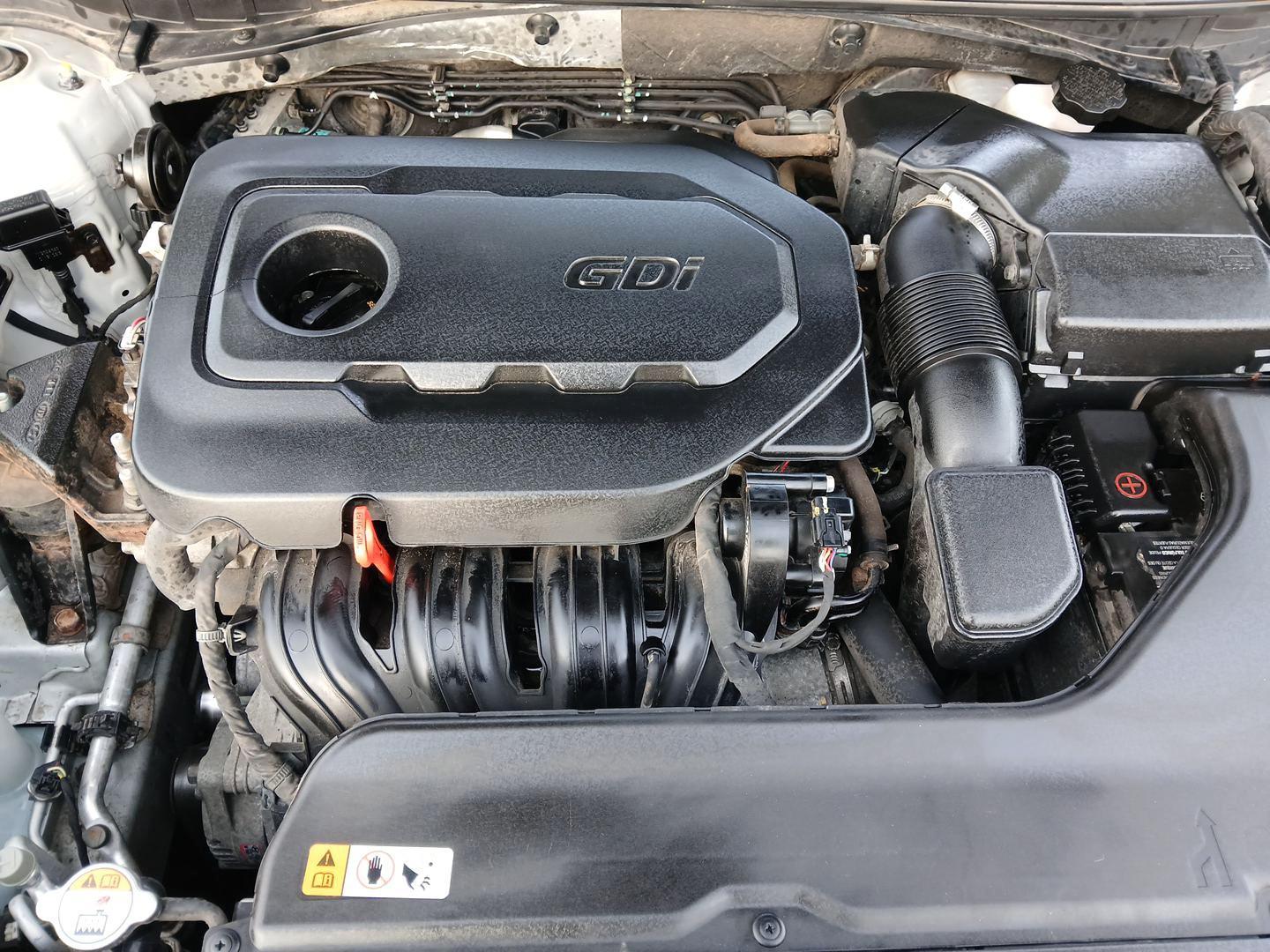 2015 Hyundai Sonata SE (5NPE24AF0FH) with an 2.4L L4 DOHC 16V engine, 7-Speed Automatic transmission, located at 401 Woodman Dr, Riverside, OH, 45431, (937) 908-9800, 39.760899, -84.123421 - Photo#10