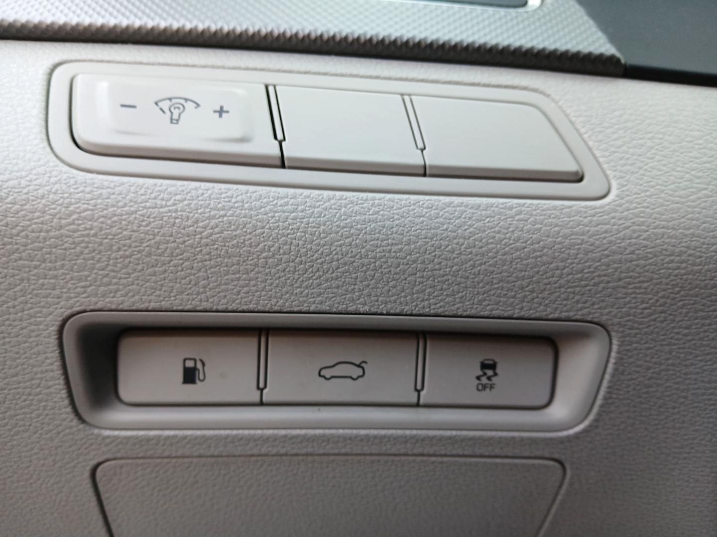 2015 Hyundai Sonata SE (5NPE24AF0FH) with an 2.4L L4 DOHC 16V engine, 7-Speed Automatic transmission, located at 401 Woodman Dr, Riverside, OH, 45431, (937) 908-9800, 39.760899, -84.123421 - Photo#16