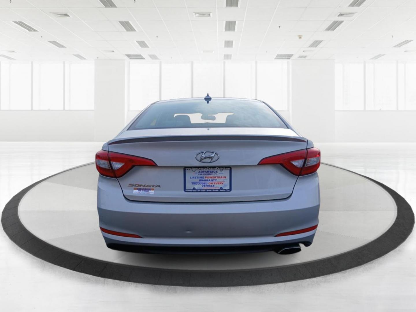 2015 Hyundai Sonata SE (5NPE24AF0FH) with an 2.4L L4 DOHC 16V engine, 7-Speed Automatic transmission, located at 401 Woodman Dr, Riverside, OH, 45431, (937) 908-9800, 39.760899, -84.123421 - Photo#3