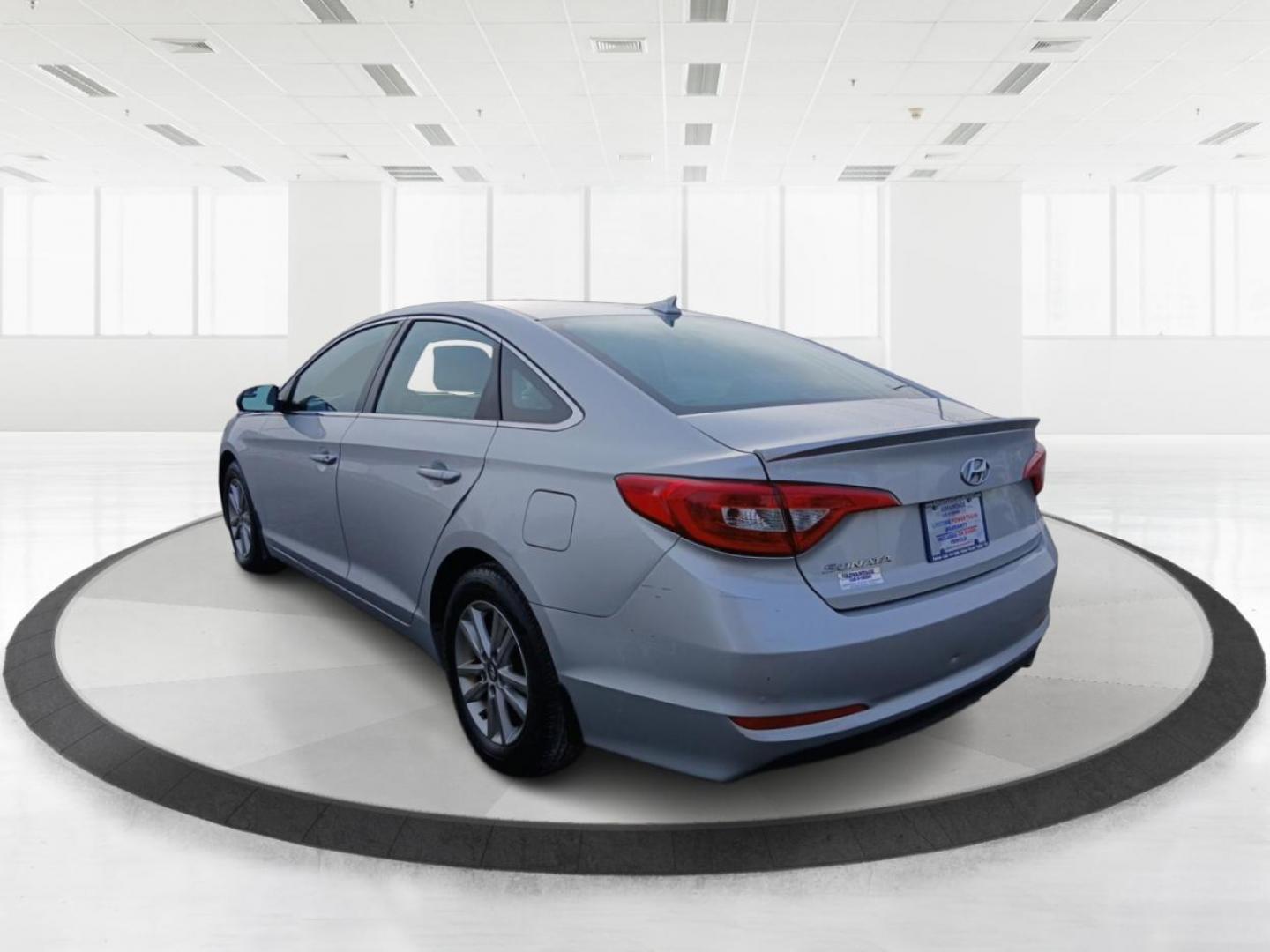 2015 Hyundai Sonata SE (5NPE24AF0FH) with an 2.4L L4 DOHC 16V engine, 7-Speed Automatic transmission, located at 401 Woodman Dr, Riverside, OH, 45431, (937) 908-9800, 39.760899, -84.123421 - Photo#4