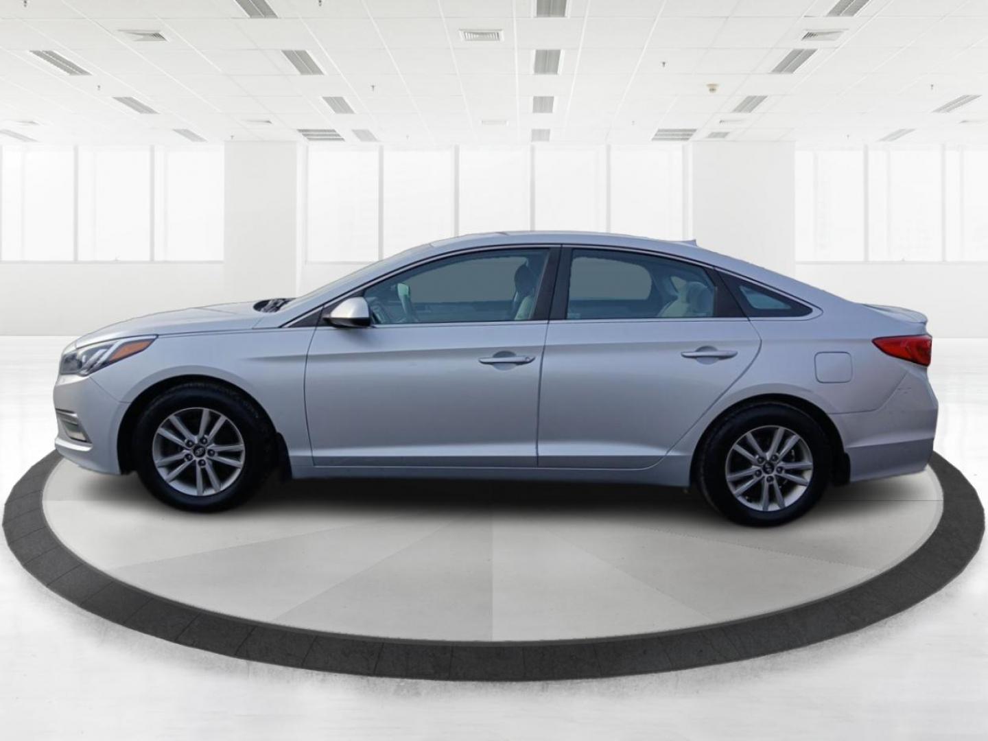 2015 Hyundai Sonata SE (5NPE24AF0FH) with an 2.4L L4 DOHC 16V engine, 7-Speed Automatic transmission, located at 401 Woodman Dr, Riverside, OH, 45431, (937) 908-9800, 39.760899, -84.123421 - Photo#5