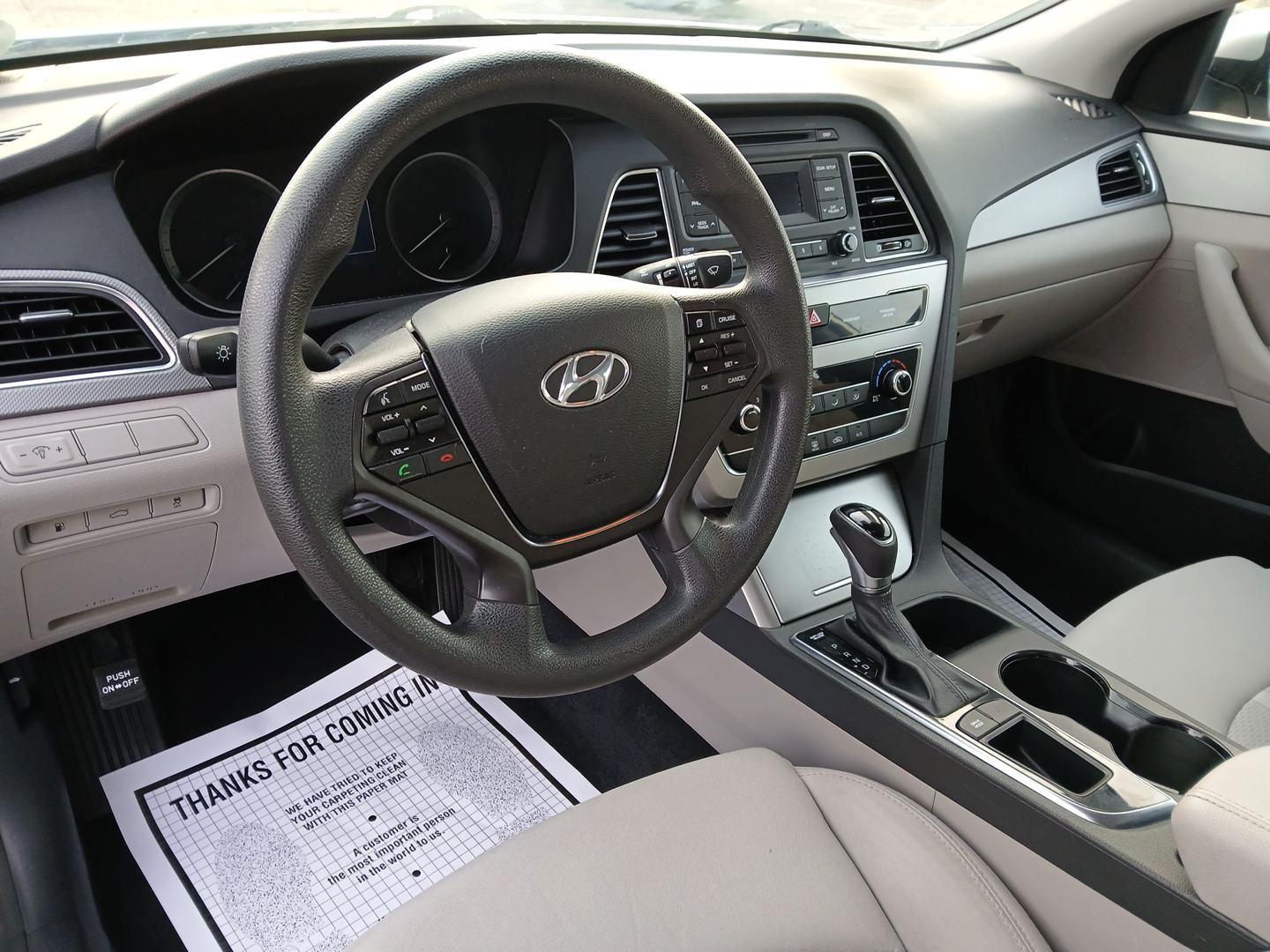 2015 Hyundai Sonata SE (5NPE24AF0FH) with an 2.4L L4 DOHC 16V engine, 7-Speed Automatic transmission, located at 401 Woodman Dr, Riverside, OH, 45431, (937) 908-9800, 39.760899, -84.123421 - Photo#8