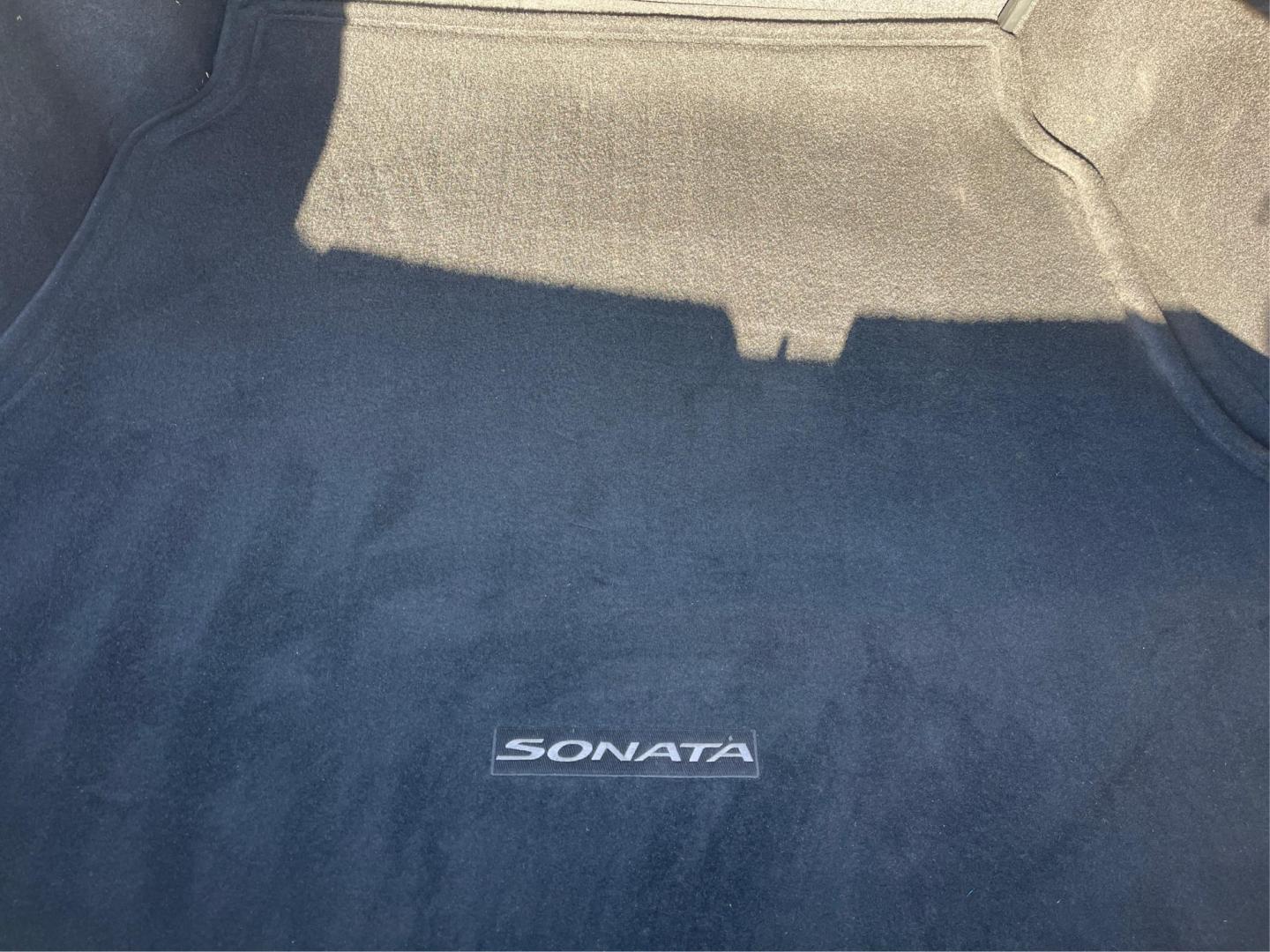 2015 Hyundai Sonata SE (5NPE24AFXFH) with an 2.4L L4 DOHC 16V engine, 7-Speed Automatic transmission, located at 880 E. National Road, Vandalia, OH, 45377, (937) 908-9800, 39.891918, -84.183594 - Photo#10