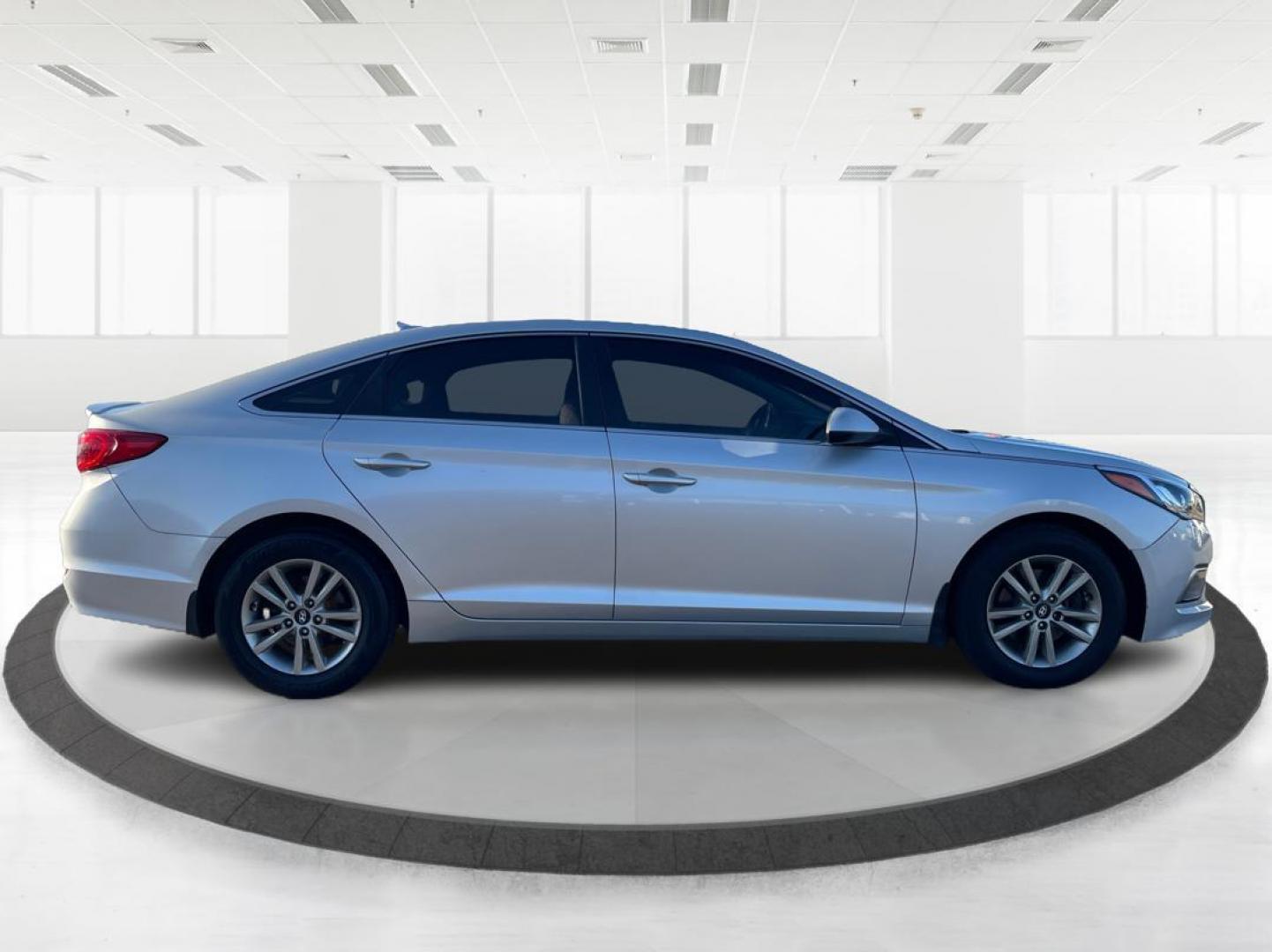 2015 Hyundai Sonata SE (5NPE24AFXFH) with an 2.4L L4 DOHC 16V engine, 7-Speed Automatic transmission, located at 880 E. National Road, Vandalia, OH, 45377, (937) 908-9800, 39.891918, -84.183594 - Photo#1
