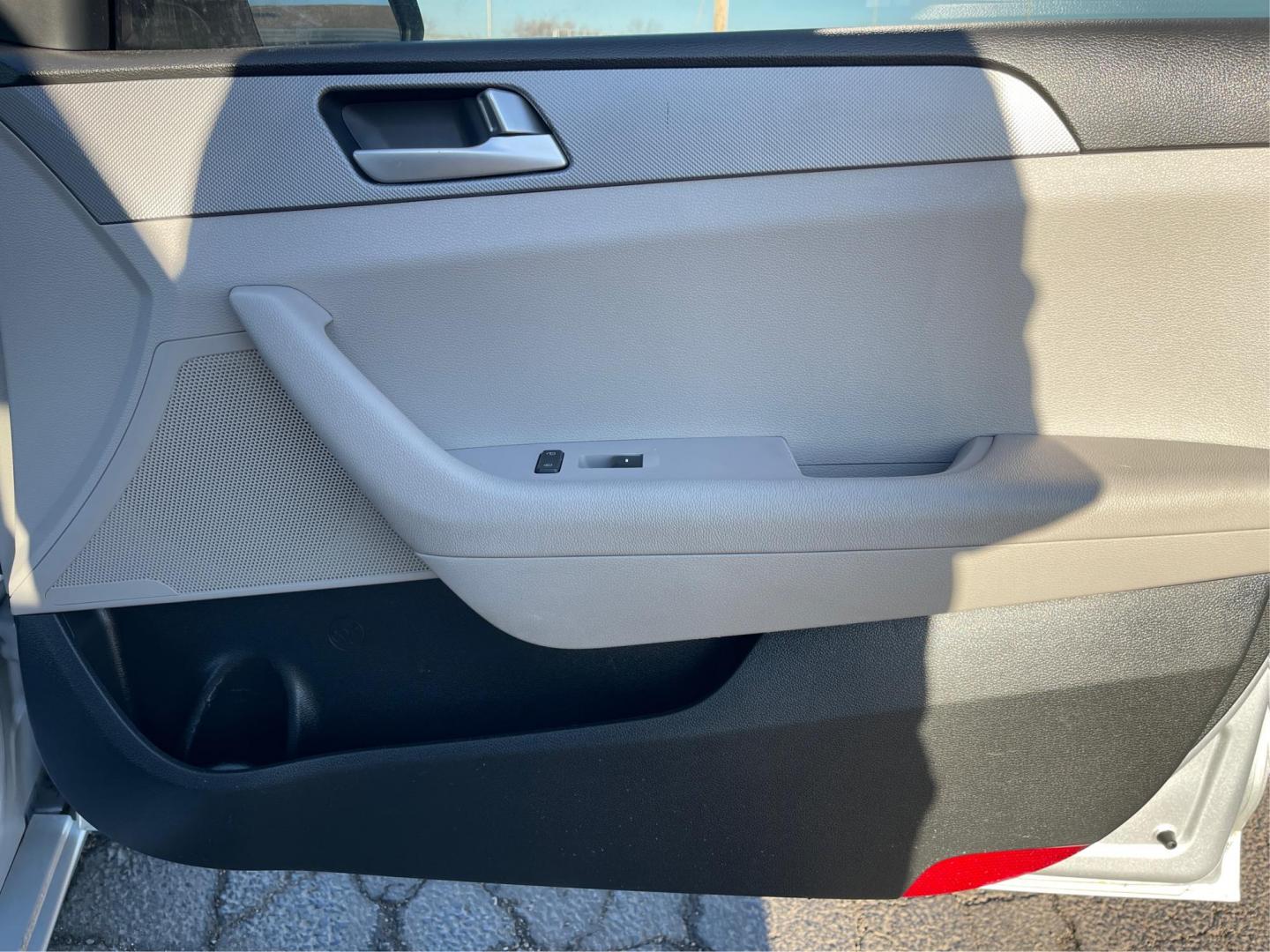 2015 Hyundai Sonata SE (5NPE24AFXFH) with an 2.4L L4 DOHC 16V engine, 7-Speed Automatic transmission, located at 880 E. National Road, Vandalia, OH, 45377, (937) 908-9800, 39.891918, -84.183594 - Photo#18