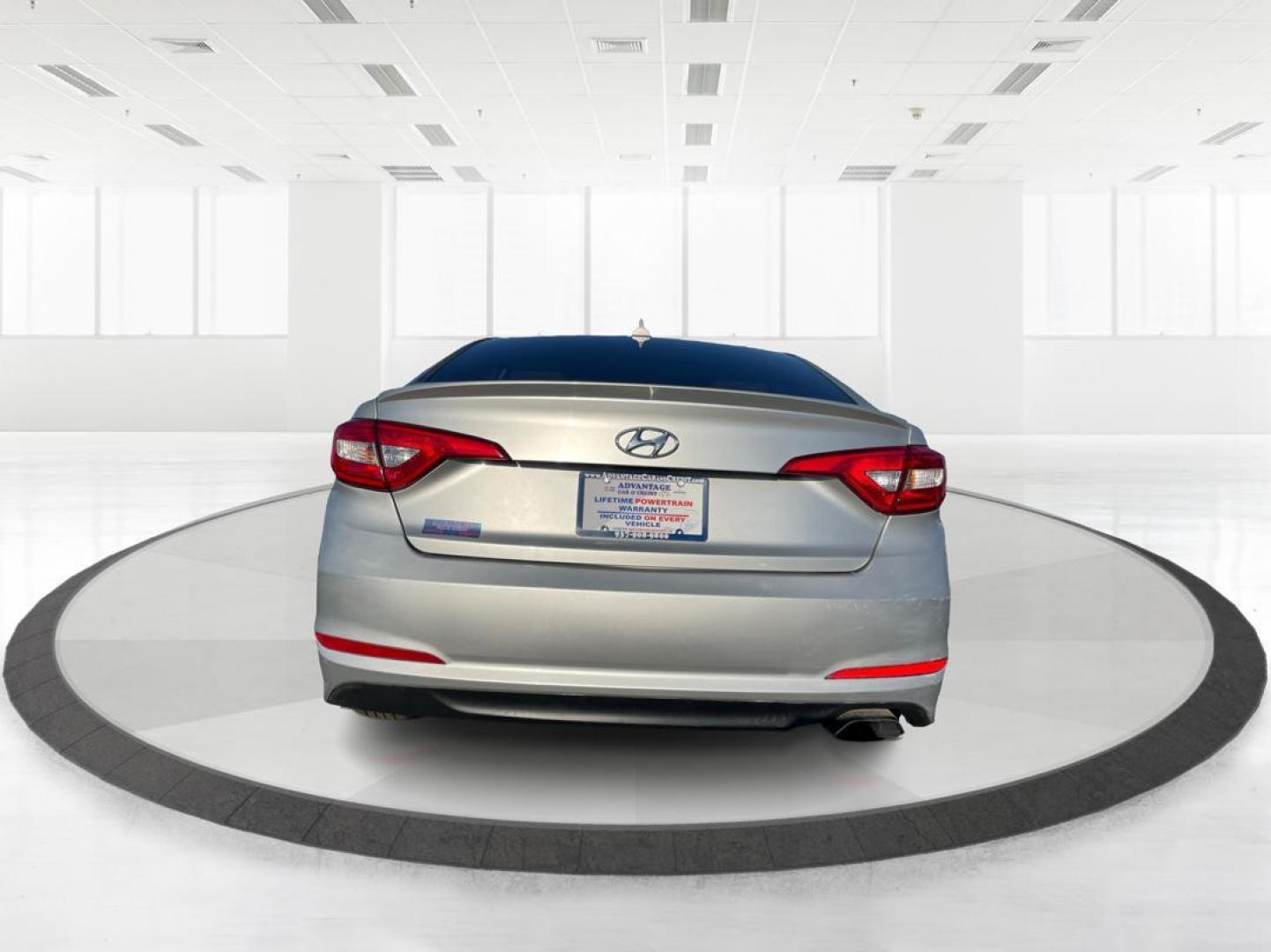2015 Hyundai Sonata SE (5NPE24AFXFH) with an 2.4L L4 DOHC 16V engine, 7-Speed Automatic transmission, located at 880 E. National Road, Vandalia, OH, 45377, (937) 908-9800, 39.891918, -84.183594 - Photo#3