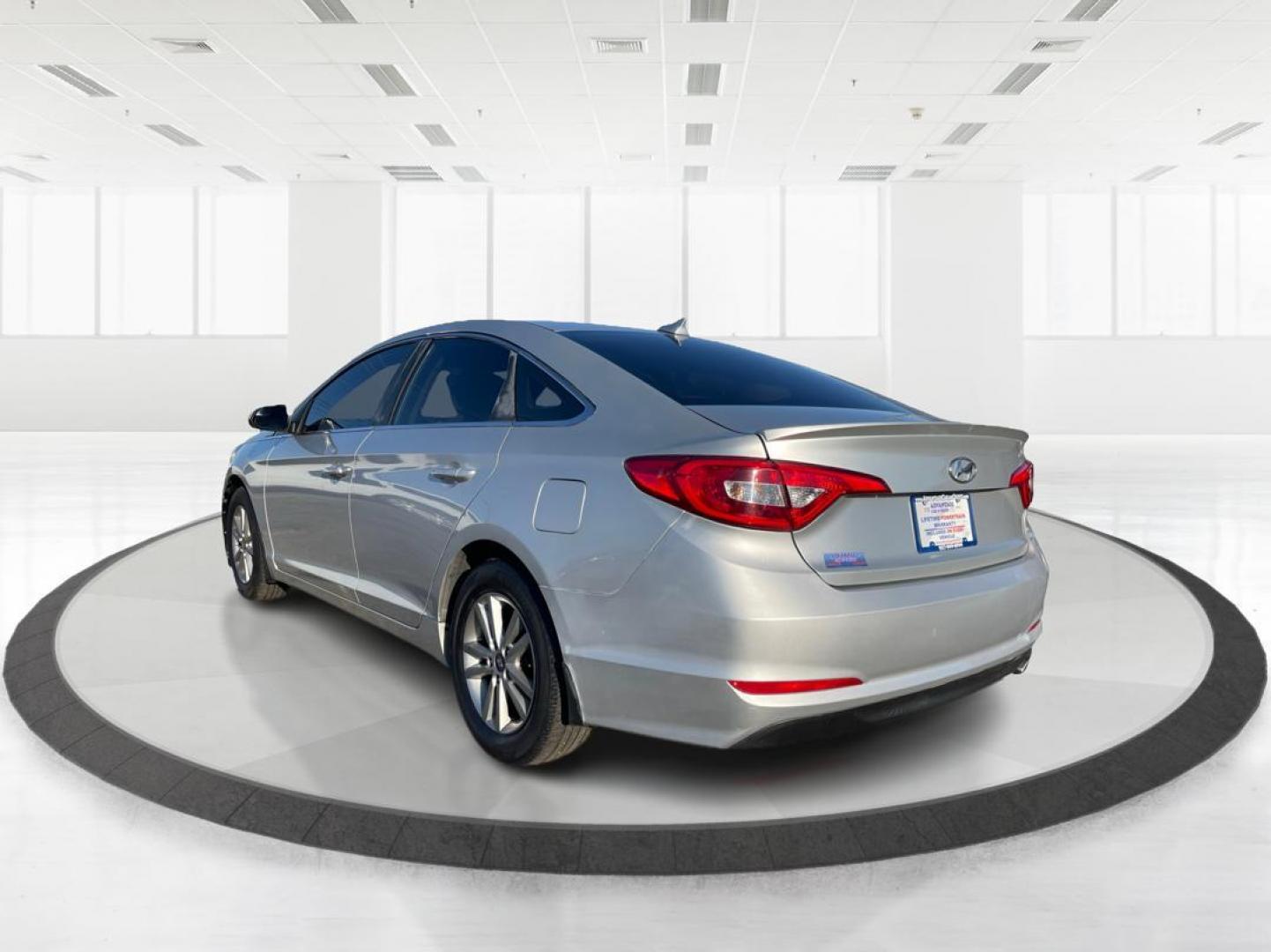 2015 Hyundai Sonata SE (5NPE24AFXFH) with an 2.4L L4 DOHC 16V engine, 7-Speed Automatic transmission, located at 880 E. National Road, Vandalia, OH, 45377, (937) 908-9800, 39.891918, -84.183594 - Photo#4
