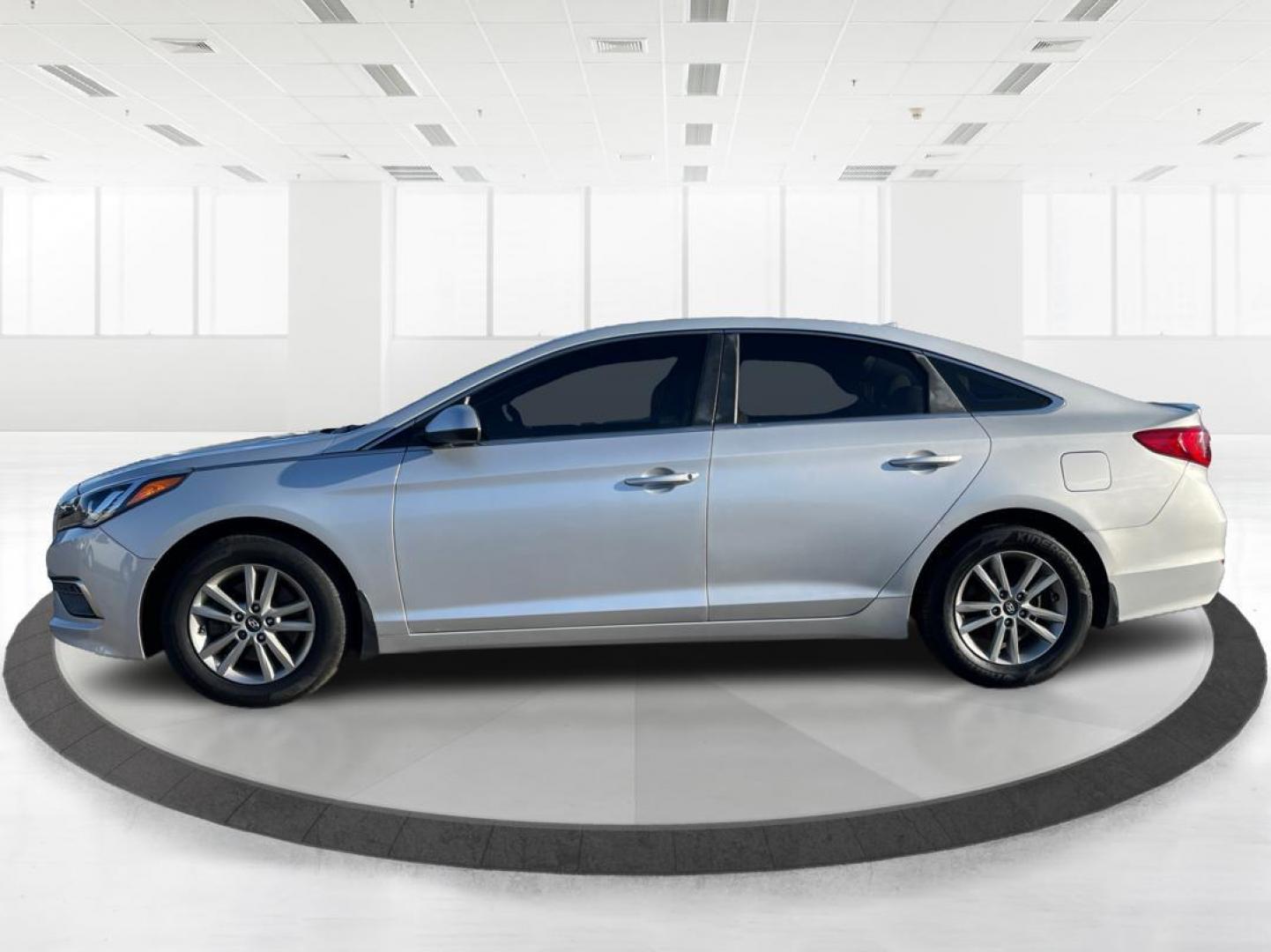 2015 Hyundai Sonata SE (5NPE24AFXFH) with an 2.4L L4 DOHC 16V engine, 7-Speed Automatic transmission, located at 880 E. National Road, Vandalia, OH, 45377, (937) 908-9800, 39.891918, -84.183594 - Photo#5