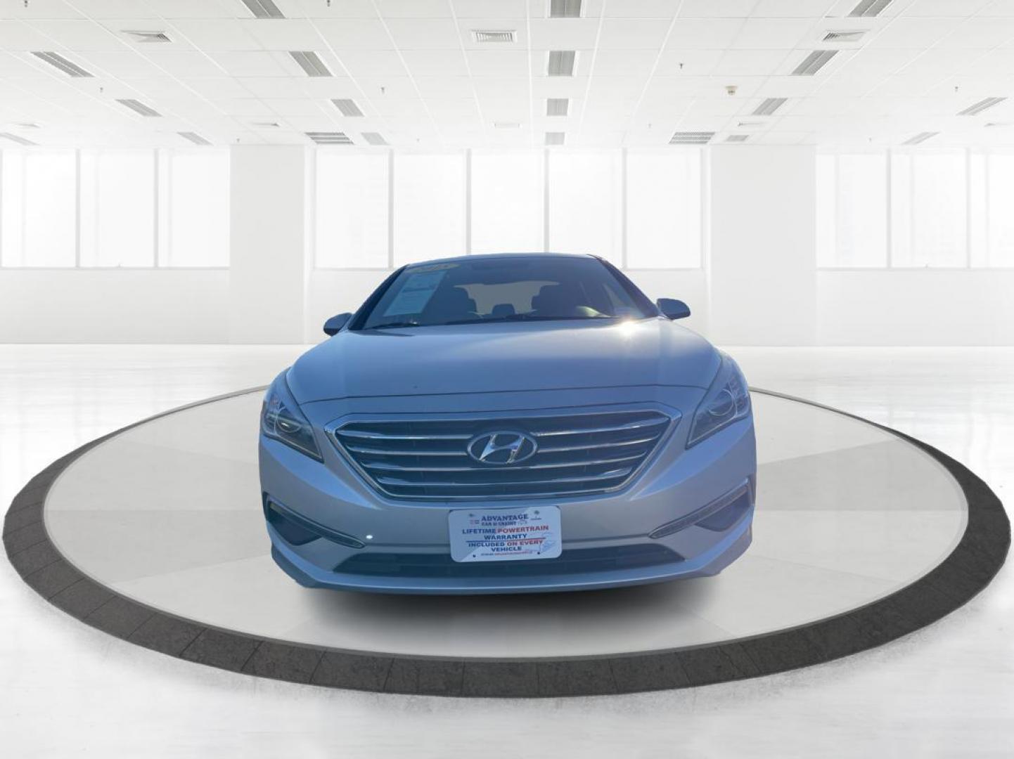 2015 Hyundai Sonata SE (5NPE24AFXFH) with an 2.4L L4 DOHC 16V engine, 7-Speed Automatic transmission, located at 880 E. National Road, Vandalia, OH, 45377, (937) 908-9800, 39.891918, -84.183594 - Photo#6