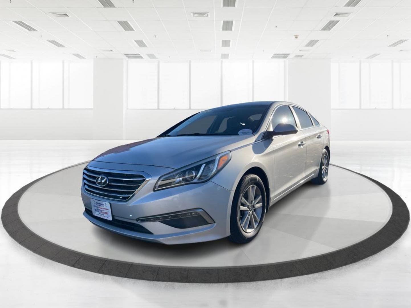 2015 Hyundai Sonata SE (5NPE24AFXFH) with an 2.4L L4 DOHC 16V engine, 7-Speed Automatic transmission, located at 880 E. National Road, Vandalia, OH, 45377, (937) 908-9800, 39.891918, -84.183594 - Photo#7