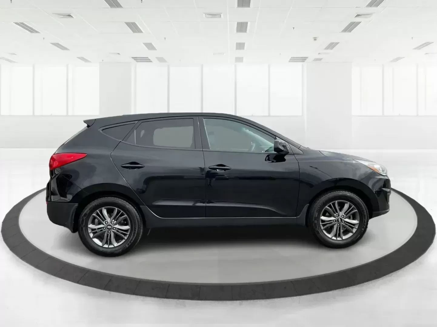 2015 Hyundai Tucson GLS (KM8JTCAF1FU) with an Nu 2L I-4 gasoline direct injection engine, located at 1184 Kauffman Ave, Fairborn, OH, 45324, (937) 908-9800, 39.807072, -84.030914 - Photo#0