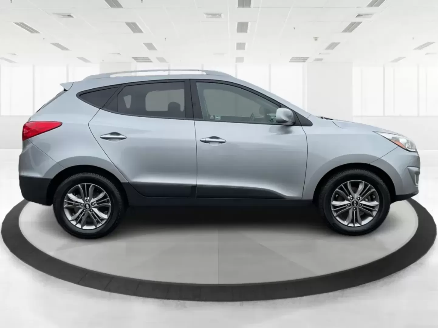 2015 Hyundai Tucson SE (KM8JUCAG2FU) with an Theta II 2.4L I-4 gasoline direct injection engine, located at 880 E. National Road, Vandalia, OH, 45377, (937) 908-9800, 39.891918, -84.183594 - Photo#1