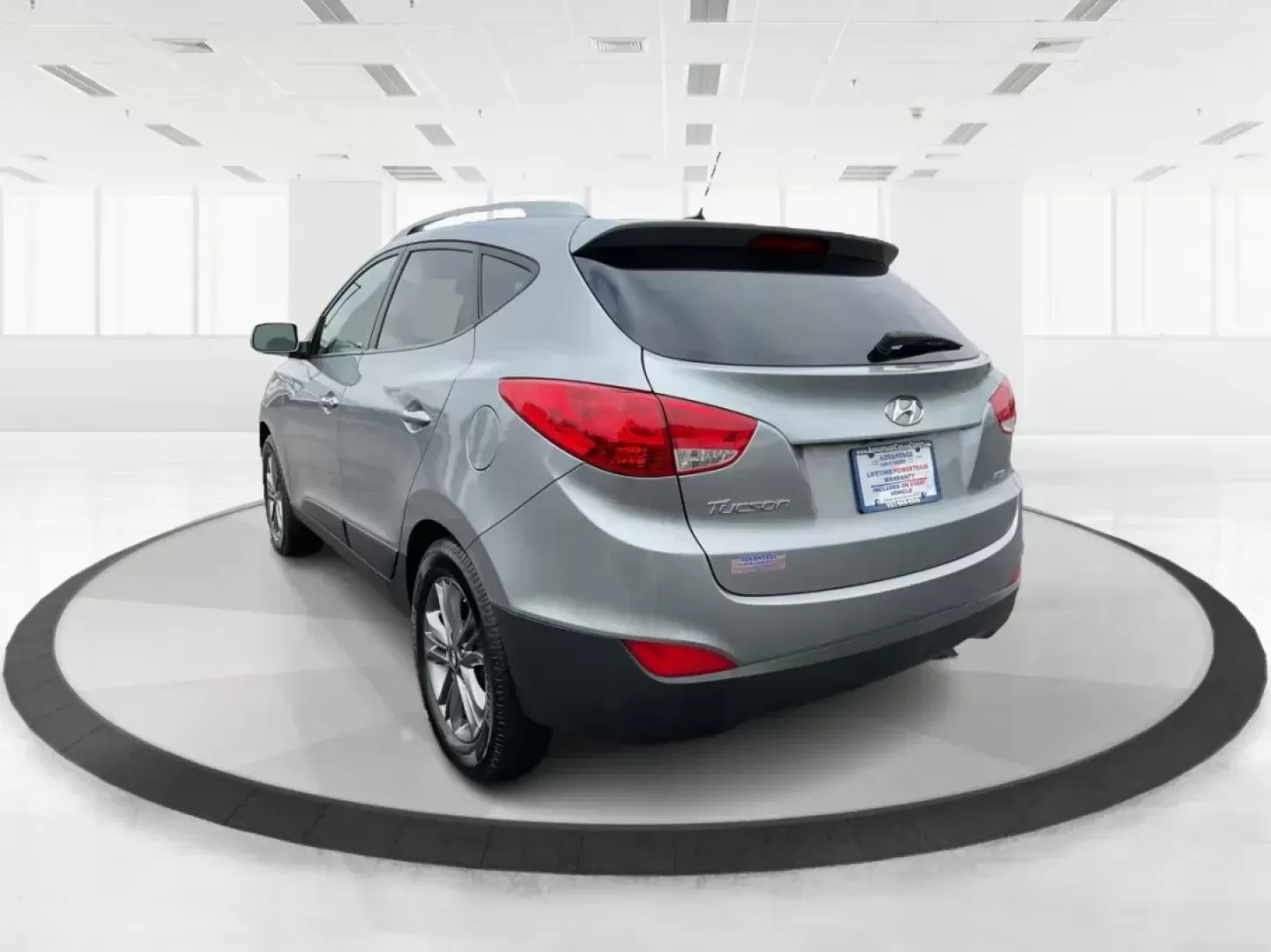 2015 Hyundai Tucson SE (KM8JUCAG2FU) with an Theta II 2.4L I-4 gasoline direct injection engine, located at 880 E. National Road, Vandalia, OH, 45377, (937) 908-9800, 39.891918, -84.183594 - Photo#4