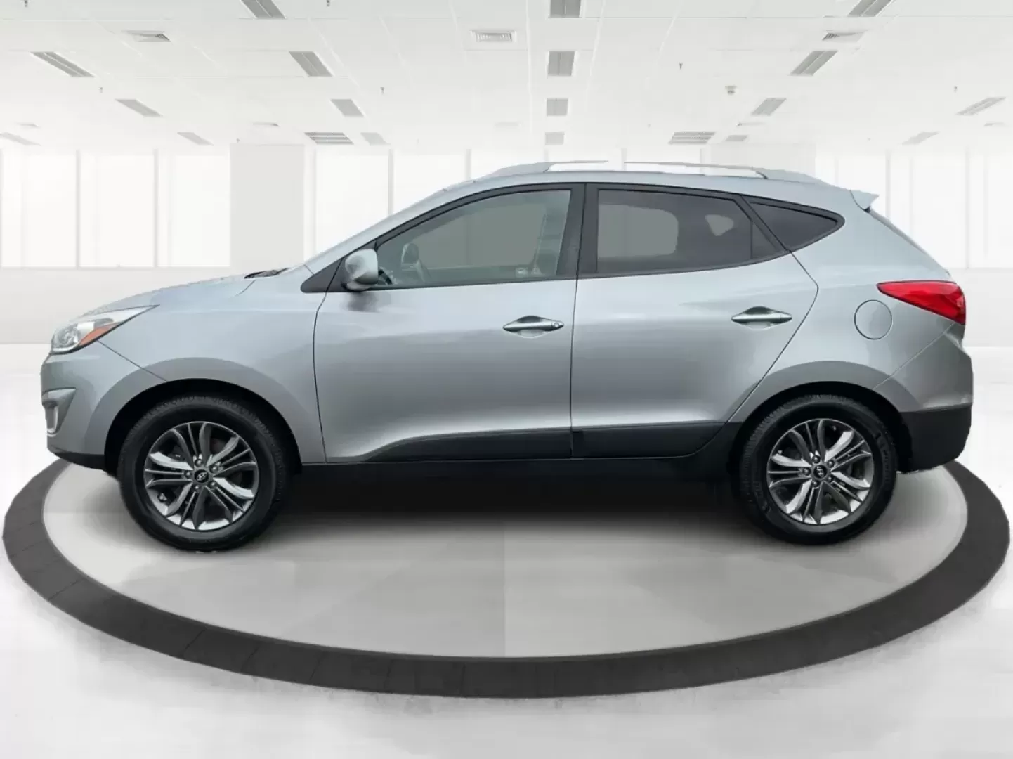 2015 Hyundai Tucson SE (KM8JUCAG2FU) with an Theta II 2.4L I-4 gasoline direct injection engine, located at 880 E. National Road, Vandalia, OH, 45377, (937) 908-9800, 39.891918, -84.183594 - Photo#5