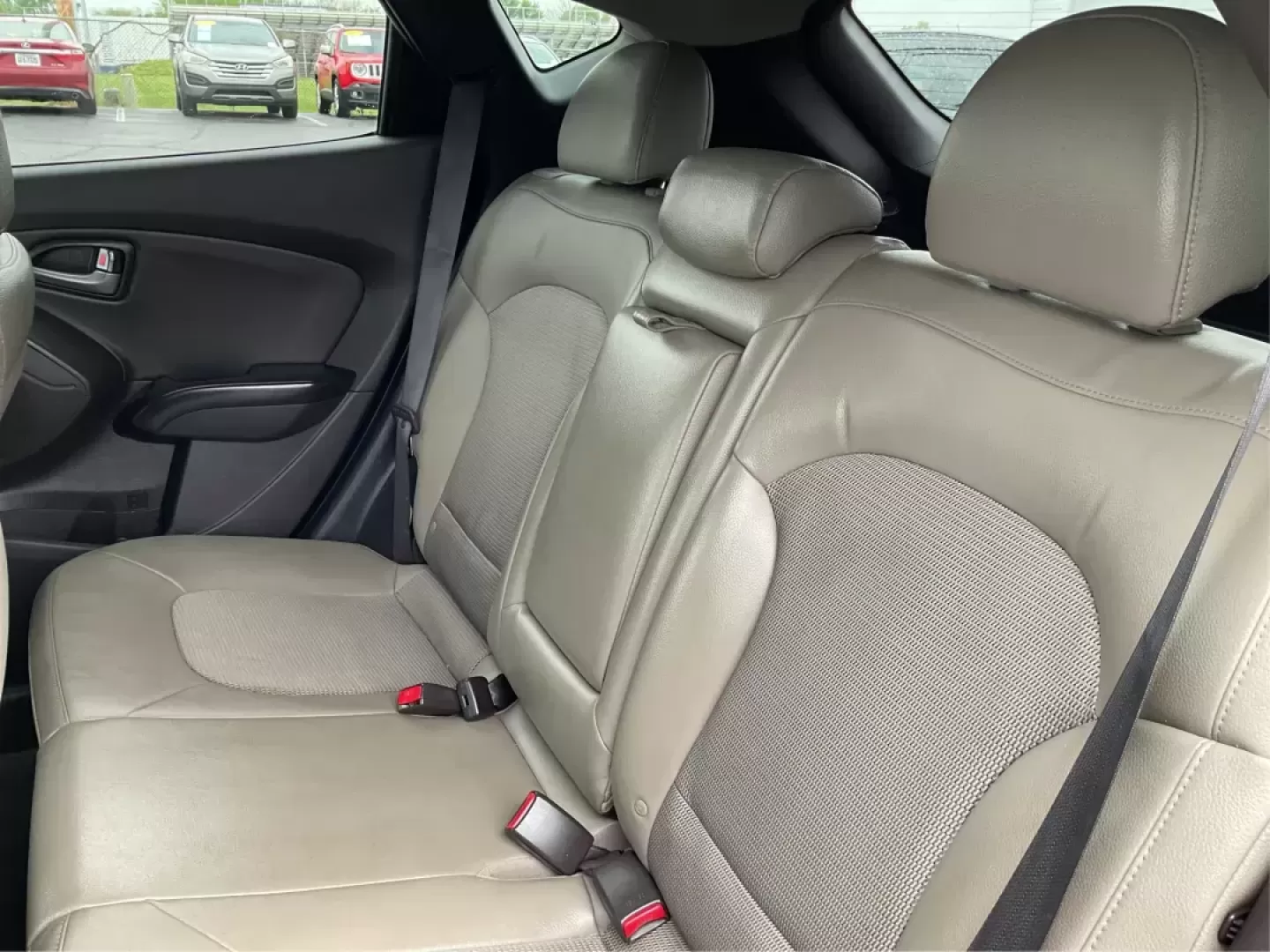 2015 Hyundai Tucson SE (KM8JUCAG2FU) with an Theta II 2.4L I-4 gasoline direct injection engine, located at 880 E. National Road, Vandalia, OH, 45377, (937) 908-9800, 39.891918, -84.183594 - Photo#9