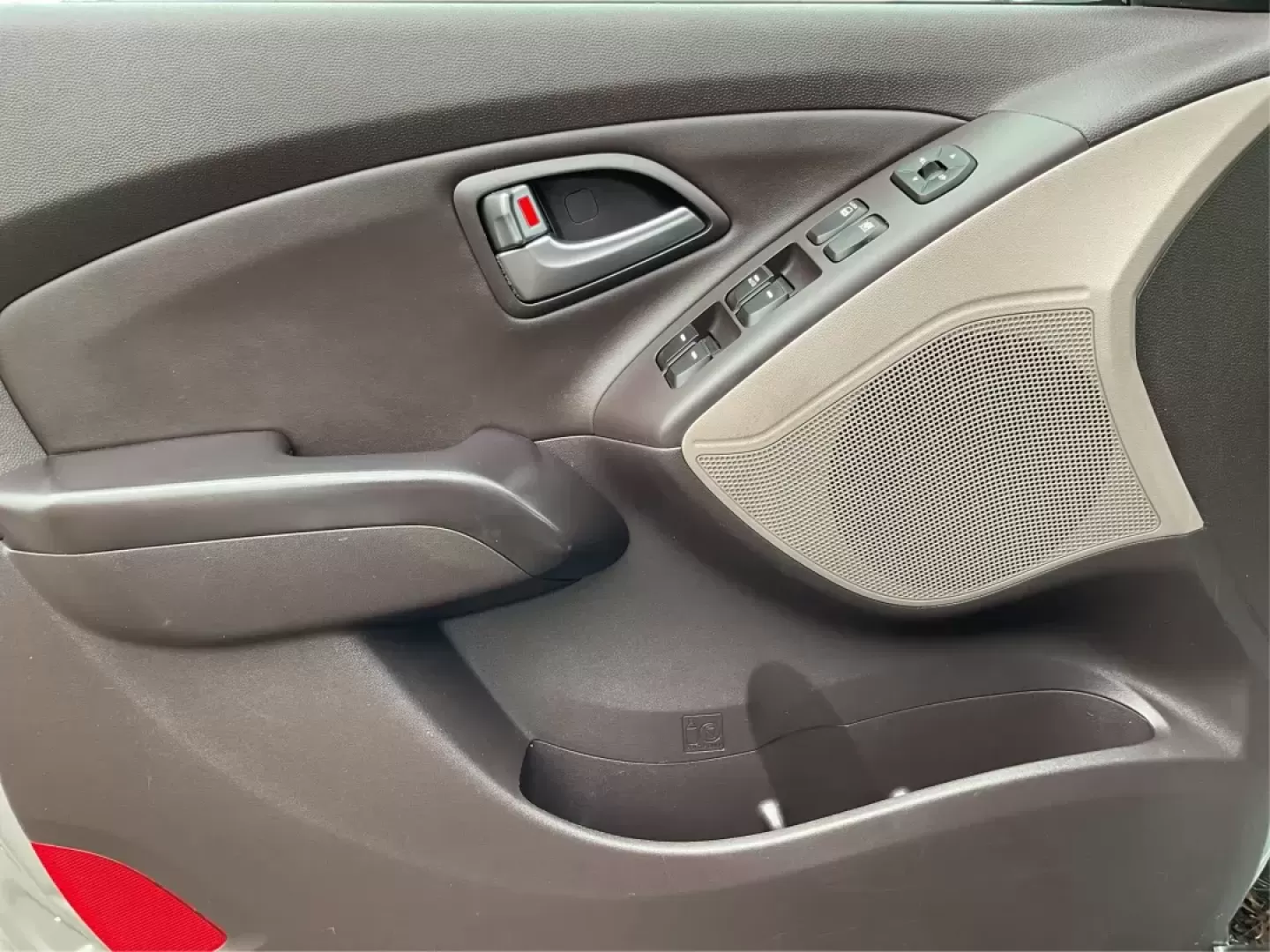 2015 Hyundai Tucson SE (KM8JUCAG2FU) with an Theta II 2.4L I-4 gasoline direct injection engine, located at 880 E. National Road, Vandalia, OH, 45377, (937) 908-9800, 39.891918, -84.183594 - Photo#17