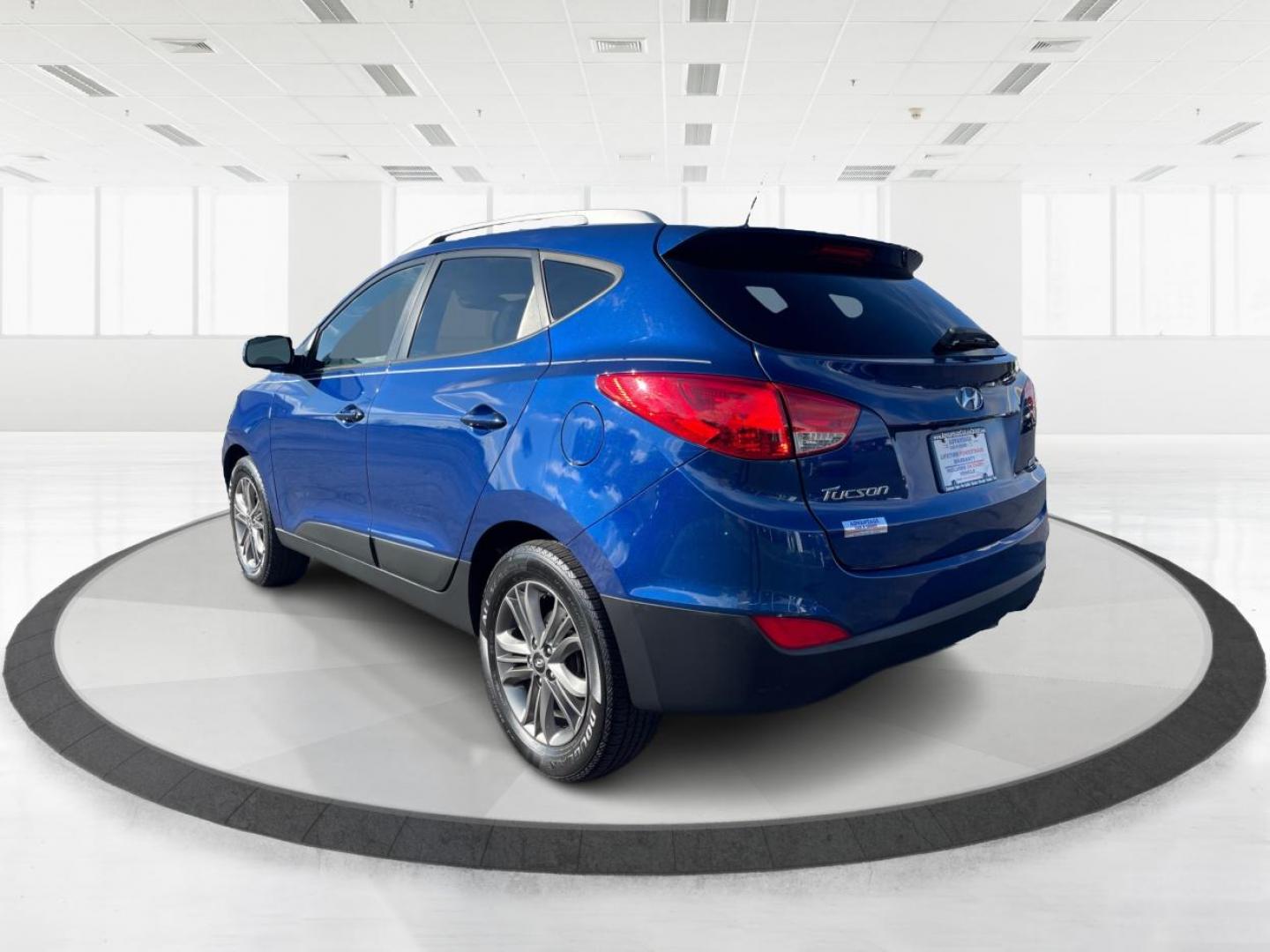 2015 Hyundai Tucson GLS AWD (KM8JUCAG7FU) with an 2.4L L4 DOHC 16V engine, 6-Speed Automatic transmission, located at 1230 East Main St, Xenia, OH, 45385, (937) 908-9800, 39.688026, -83.910172 - Photo#4