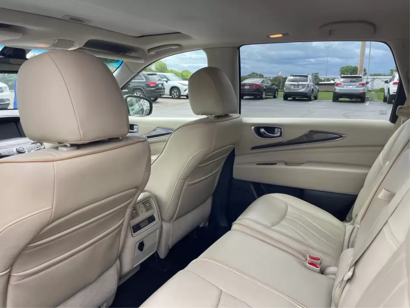 2015 Infiniti QX60 Base (5N1AL0MM9FC) with an Other engine, located at 4508 South Dixie Dr, Moraine, OH, 45439, (937) 908-9800, 39.689976, -84.218452 - Photo#8