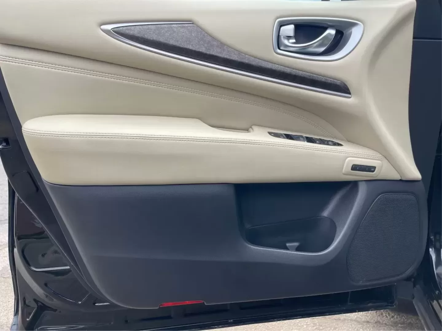 2015 Infiniti QX60 Base (5N1AL0MM9FC) with an Other engine, located at 4508 South Dixie Dr, Moraine, OH, 45439, (937) 908-9800, 39.689976, -84.218452 - Photo#17