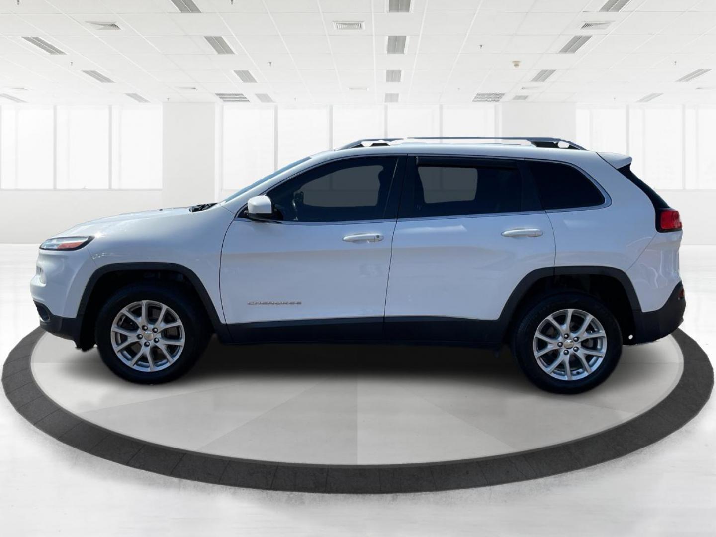 2015 Jeep Cherokee Latitude FWD (1C4PJLCB5FW) with an 2.4L L4 DOHC 16V engine, 9-Speed Automatic transmission, located at 401 Woodman Dr, Riverside, OH, 45431, (937) 908-9800, 39.760899, -84.123421 - Photo#5
