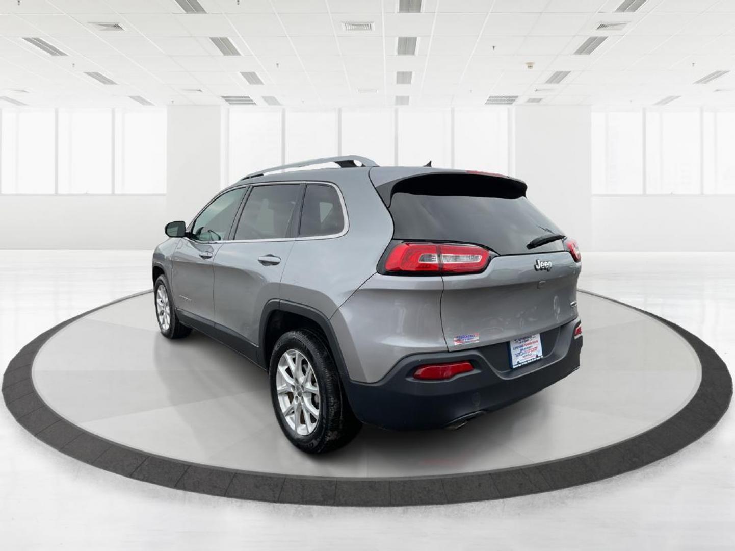2015 Jeep Cherokee Latitude (1C4PJLCB7FW) with an MultiAir 2.4L I-4 variable valve control engine, located at 401 Woodman Dr, Riverside, OH, 45431, (937) 908-9800, 39.760899, -84.123421 - Photo#3