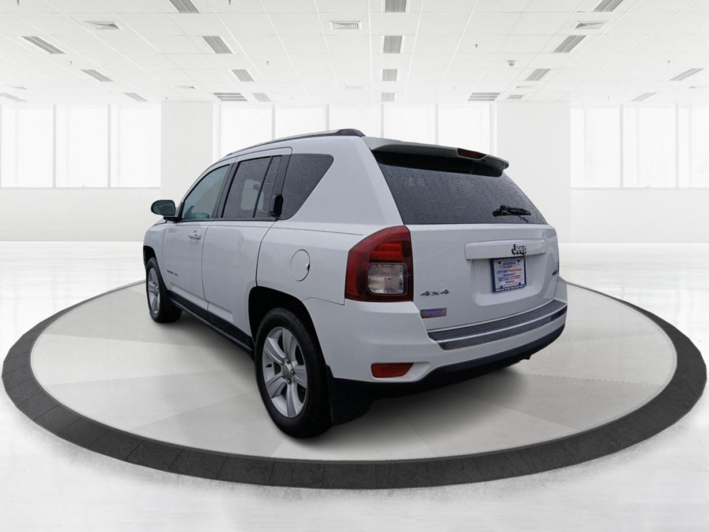 2015 Jeep Compass Latitude 4WD (1C4NJDEB2FD) with an 2.4L L4 DOHC 16V engine, 6-Speed Automatic transmission, located at 4508 South Dixie Dr, Moraine, OH, 45439, (937) 908-9800, 39.689976, -84.218452 - Photo#4
