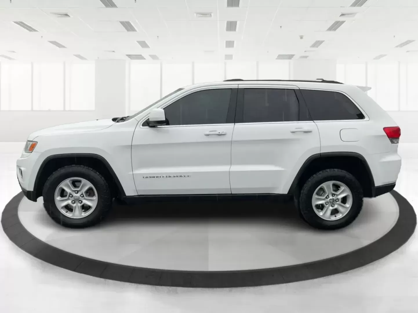 2015 Jeep Grand Cherokee Laredo (1C4RJFAG7FC) with an 3.6L V-6 DOHC engine, located at 8750 N County Rd 25A, Piqua, OH, 45356, (937) 908-9800, 40.164391, -84.232513 - Photo#5