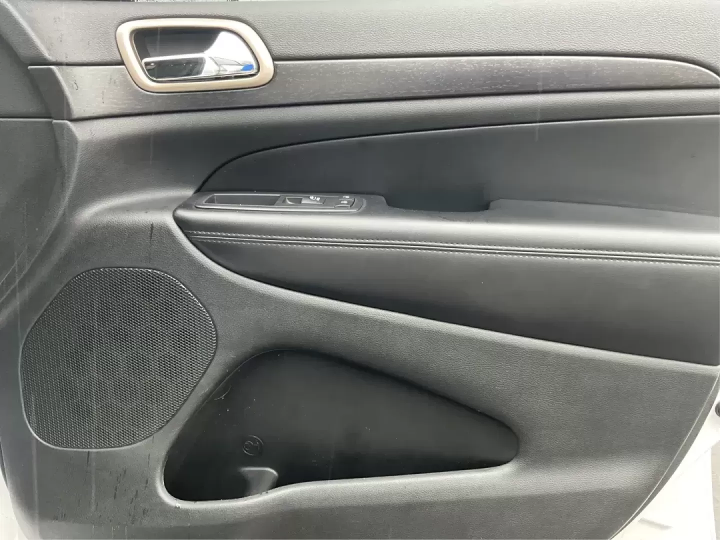 2015 Jeep Grand Cherokee Laredo (1C4RJFAG7FC) with an 3.6L V-6 DOHC engine, located at 8750 N County Rd 25A, Piqua, OH, 45356, (937) 908-9800, 40.164391, -84.232513 - Photo#19