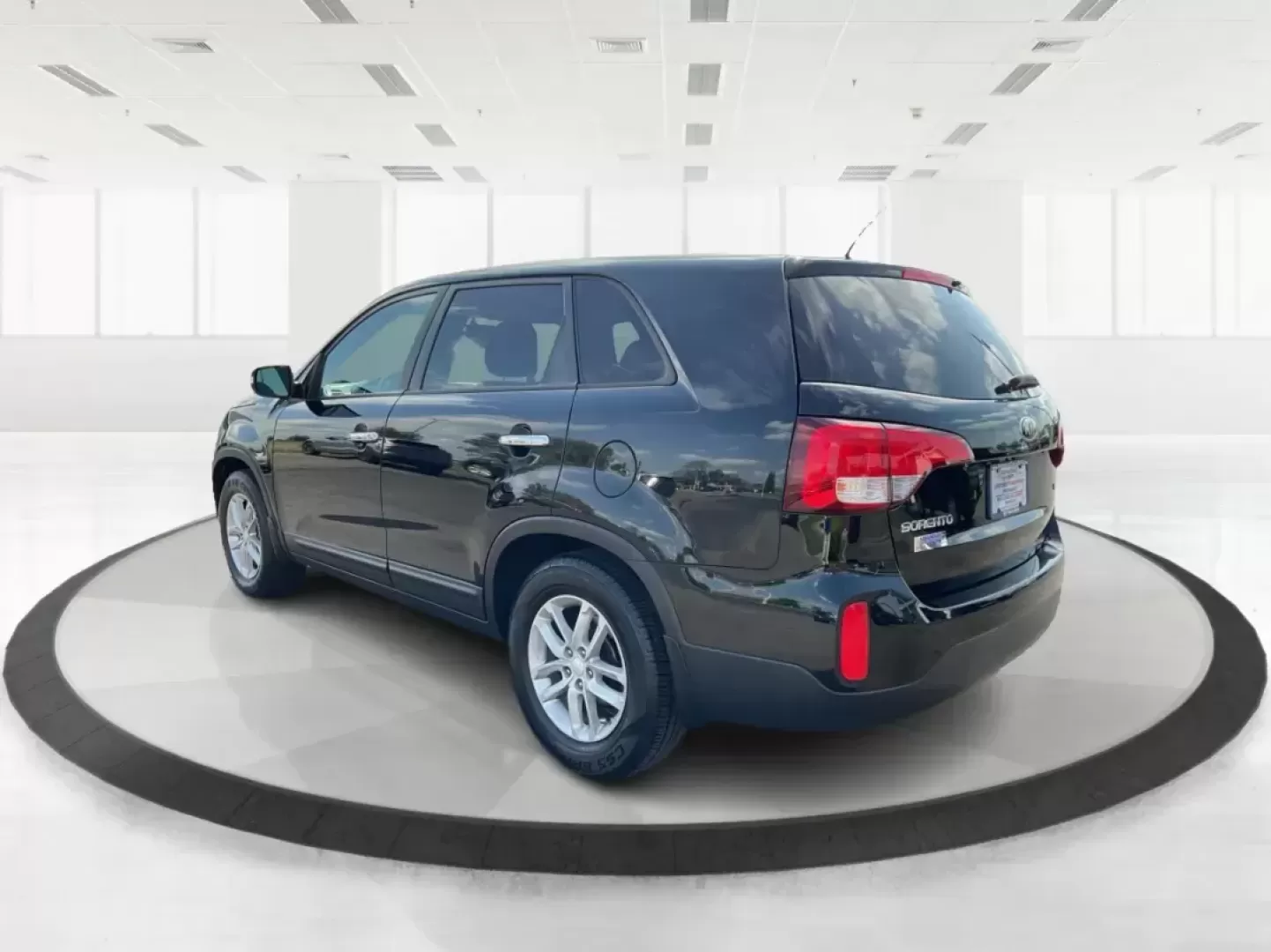 2015 Kia Sorento LX (5XYKT3A69FG) with an 2.4L I-4 gasoline direct injection engine, located at 1230 East Main St, Xenia, OH, 45385, (937) 908-9800, 39.688026, -83.910172 - Photo#3