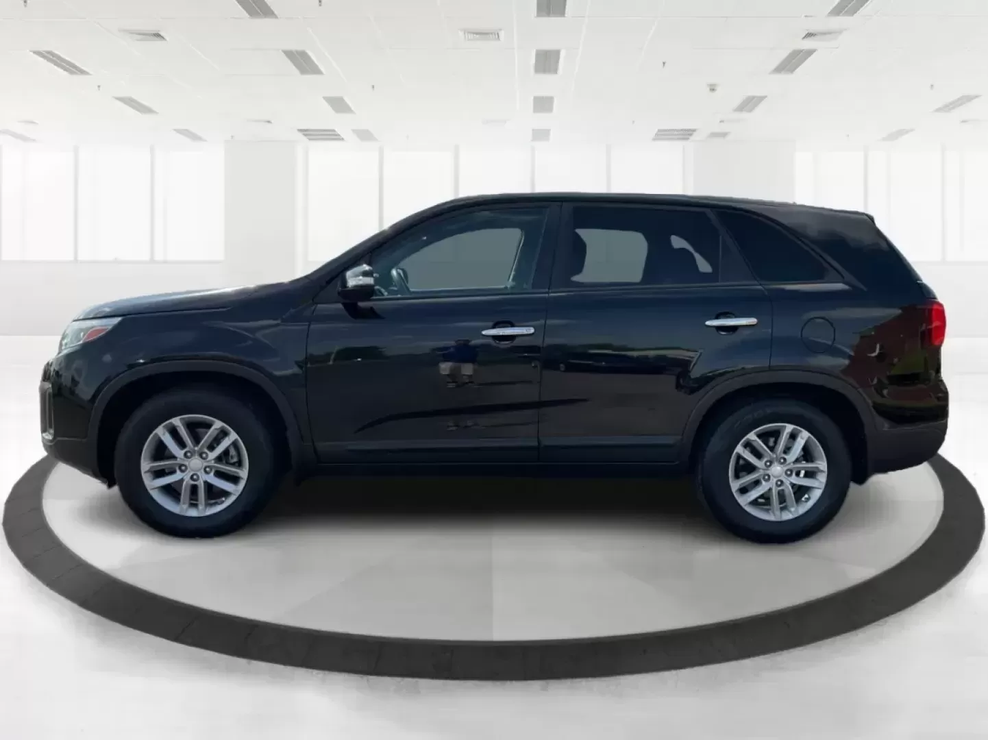 2015 Kia Sorento LX (5XYKT3A69FG) with an 2.4L I-4 gasoline direct injection engine, located at 1230 East Main St, Xenia, OH, 45385, (937) 908-9800, 39.688026, -83.910172 - Photo#4