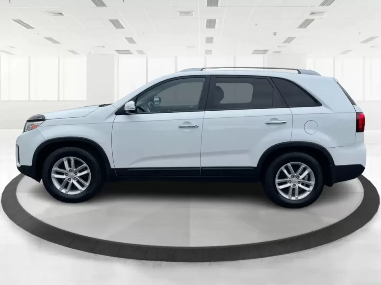 2015 Kia Sorento LX (5XYKT4A61FG) with an 2.4L I-4 gasoline direct injection engine, located at 8750 N County Rd 25A, Piqua, OH, 45356, (937) 908-9800, 40.164391, -84.232513 - Photo#5