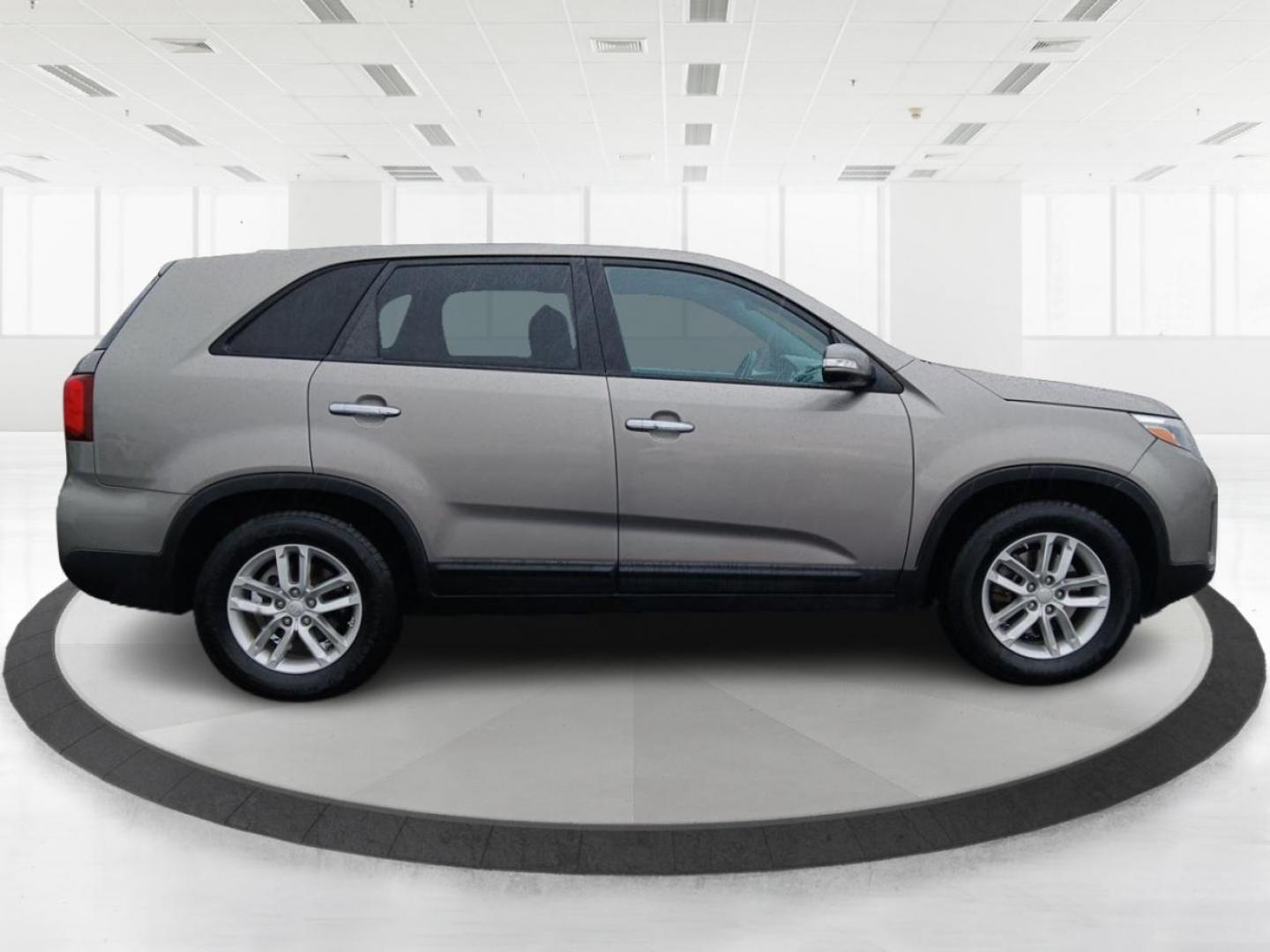 2015 Kia Sorento LX 2WD (5XYKT3A61FG) with an 2.4L L4 DOHC 16V engine, 6-Speed Automatic transmission, located at 4508 South Dixie Dr, Moraine, OH, 45439, (937) 908-9800, 39.689976, -84.218452 - Photo#1