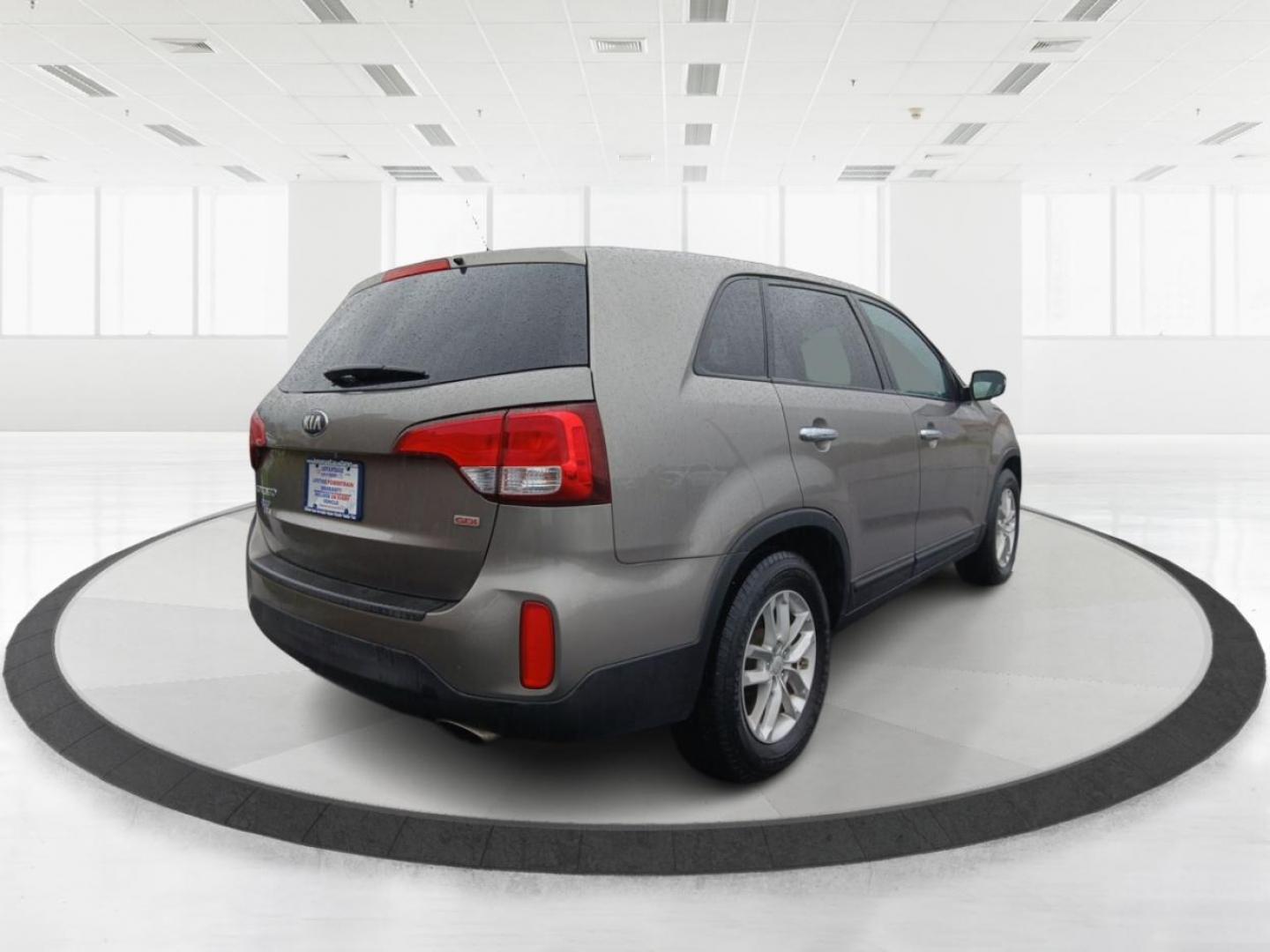 2015 Kia Sorento LX 2WD (5XYKT3A61FG) with an 2.4L L4 DOHC 16V engine, 6-Speed Automatic transmission, located at 4508 South Dixie Dr, Moraine, OH, 45439, (937) 908-9800, 39.689976, -84.218452 - Photo#2