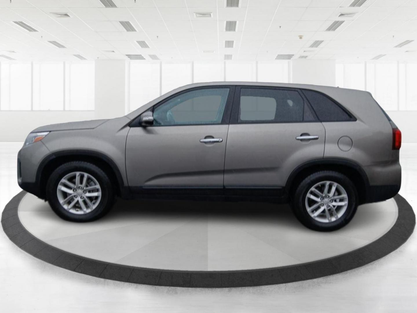 2015 Kia Sorento LX 2WD (5XYKT3A61FG) with an 2.4L L4 DOHC 16V engine, 6-Speed Automatic transmission, located at 4508 South Dixie Dr, Moraine, OH, 45439, (937) 908-9800, 39.689976, -84.218452 - Photo#5