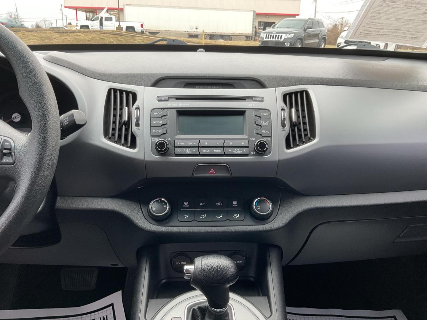 2015 Kia Sportage LX FWD (KNDPB3AC3F7) with an 2.4L V6 DOHC 24V engine, 6-Speed Automatic transmission, located at 1099 N County Rd 25A , Troy, OH, 45373, (937) 908-9800, 40.057079, -84.212883 - Photo#12