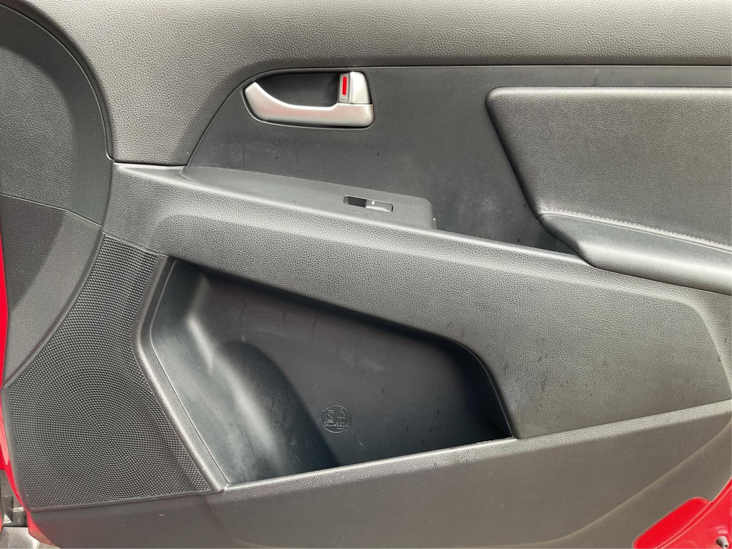 2015 Kia Sportage LX FWD (KNDPB3AC3F7) with an 2.4L V6 DOHC 24V engine, 6-Speed Automatic transmission, located at 1099 N County Rd 25A , Troy, OH, 45373, (937) 908-9800, 40.057079, -84.212883 - Photo#18