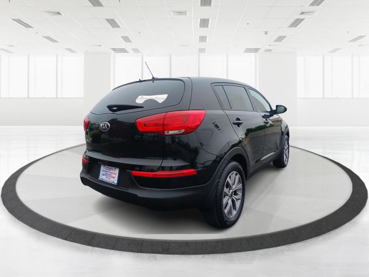 2015 Kia Sportage LX AWD (KNDPBCAC2F7) with an 2.4L V6 DOHC 24V engine, 6-Speed Automatic transmission, located at 1230 East Main St, Xenia, OH, 45385, (937) 908-9800, 39.688026, -83.910172 - Photo#2