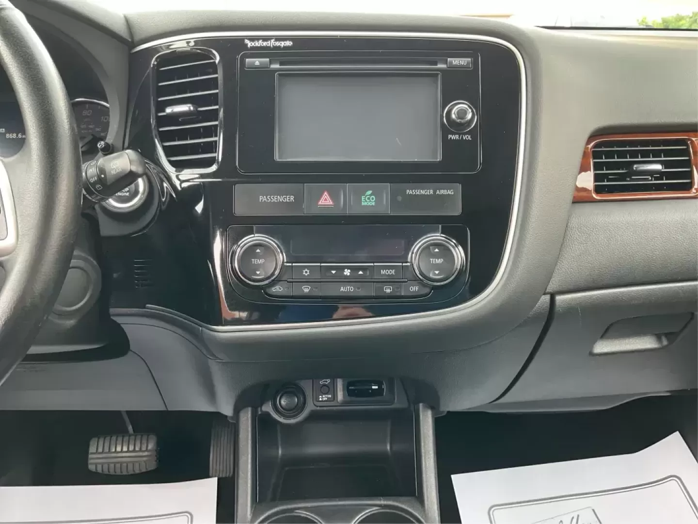 2015 Mitsubishi Outlander SE (JA4AZ3A31FZ) with an 2.4L I-4 variable valve control engine, located at 1230 East Main St, Xenia, OH, 45385, (937) 908-9800, 39.688026, -83.910172 - Photo#11